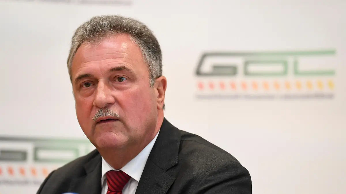 Chairman of the German train driver's union (GDL), Claus Weselsky holds a news conference to communicate the further procedure of the GDL in its labour dispute with Deutsche Bahn, in Berlin, Germany, August 20, 2021.  REUTERS/Annegret Hilse