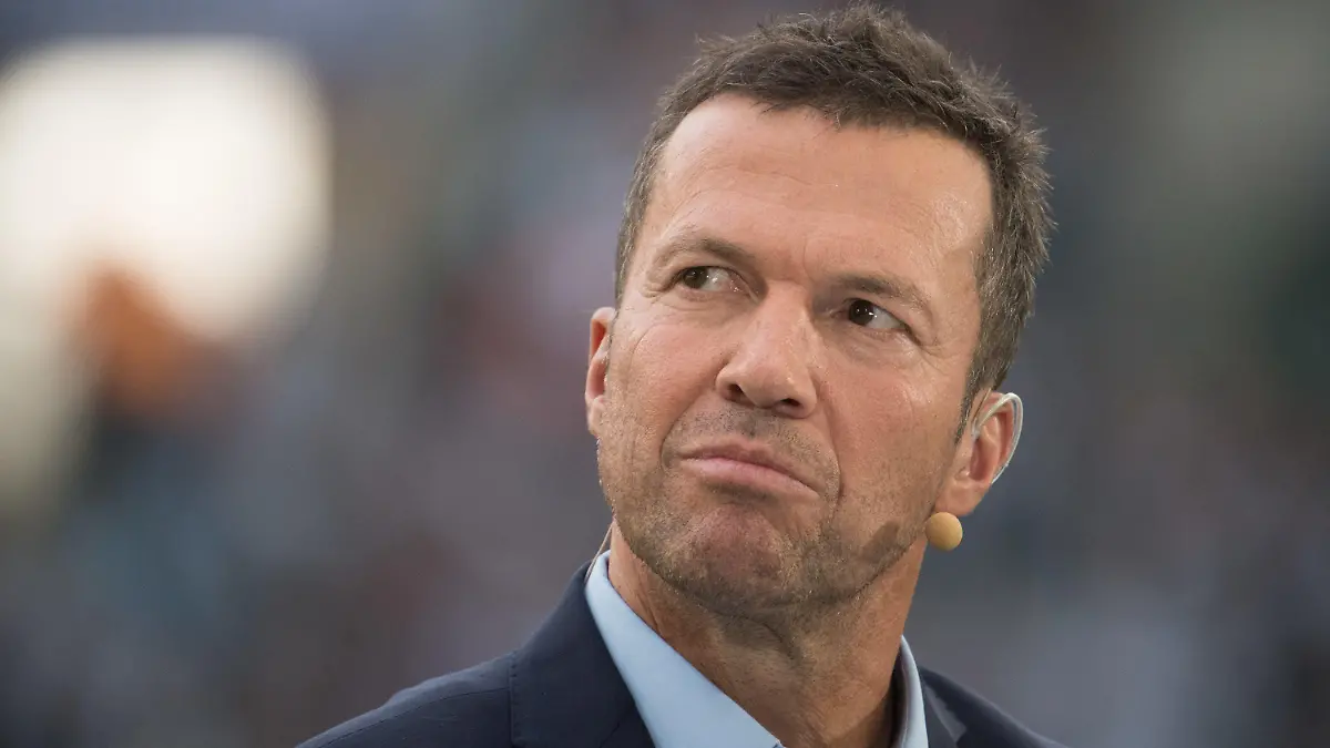 ARCHIV - 15.09.2018, Nordrhein-Westfalen, Mönchengladbach: Rekord-Nationalspieler und Fußball-Experte Lothar Matthäus am Spielfeldrand. (zu dpa «Matthäus: «Scharfer Dreikampf» der Bayern mit Leipzig und Dortmund») Foto: Federico Gambarini/dpa +++ dpa-Bildfunk +++