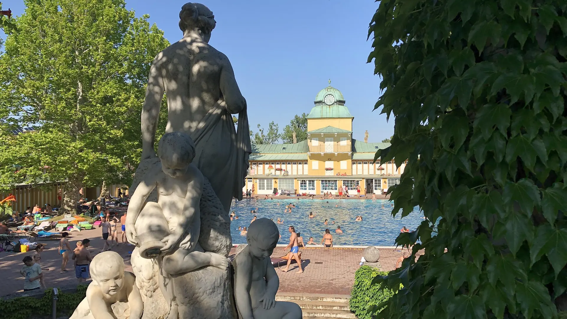 ABD0151_20190630 - BAD VÖSLAU - ÖSTERREICH: ++ THEMENBILD ++ Illustration zum Thema Sommer / Hitze / Wetter. Das Thermalbad Bad Vöslau aufgenommen am Sonntag, 30. Juni 2019. - FOTO: APA/JOHANNES BRUCKENBERGER - 20190630_PD4536