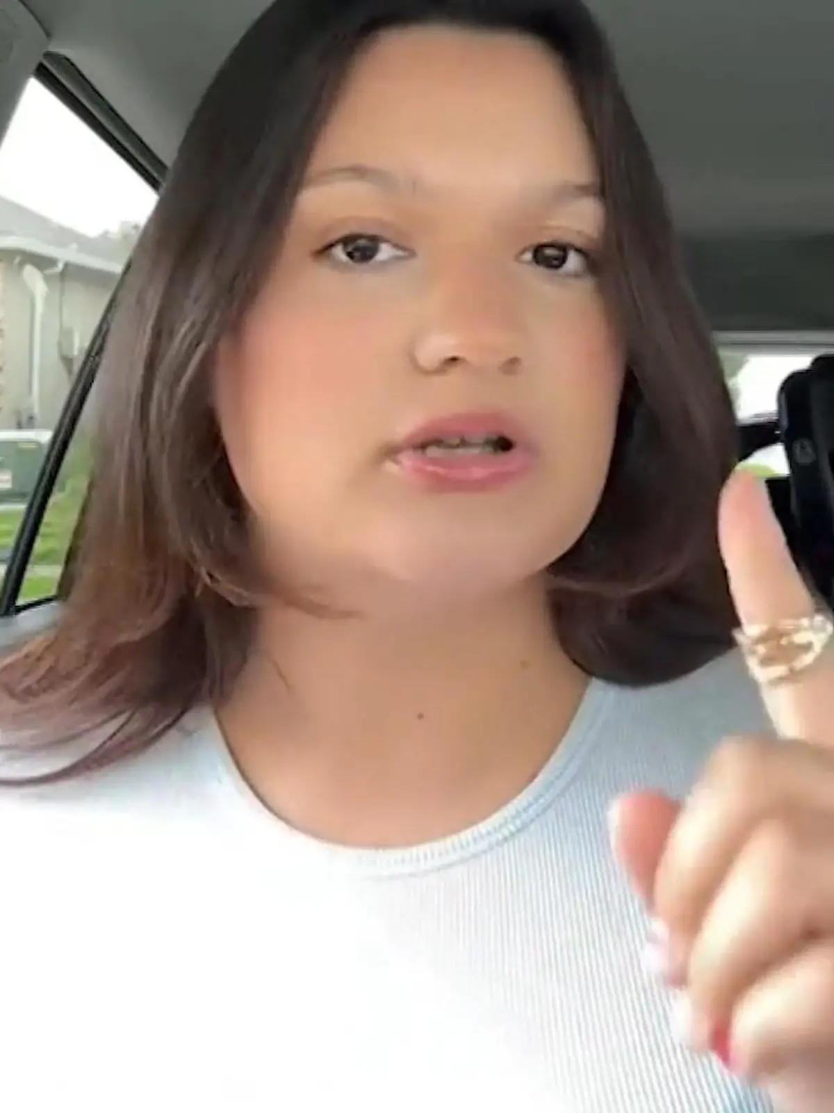 Amber Egan zählt auf, für was sie alles Geld von ihrem Mann verlangt.