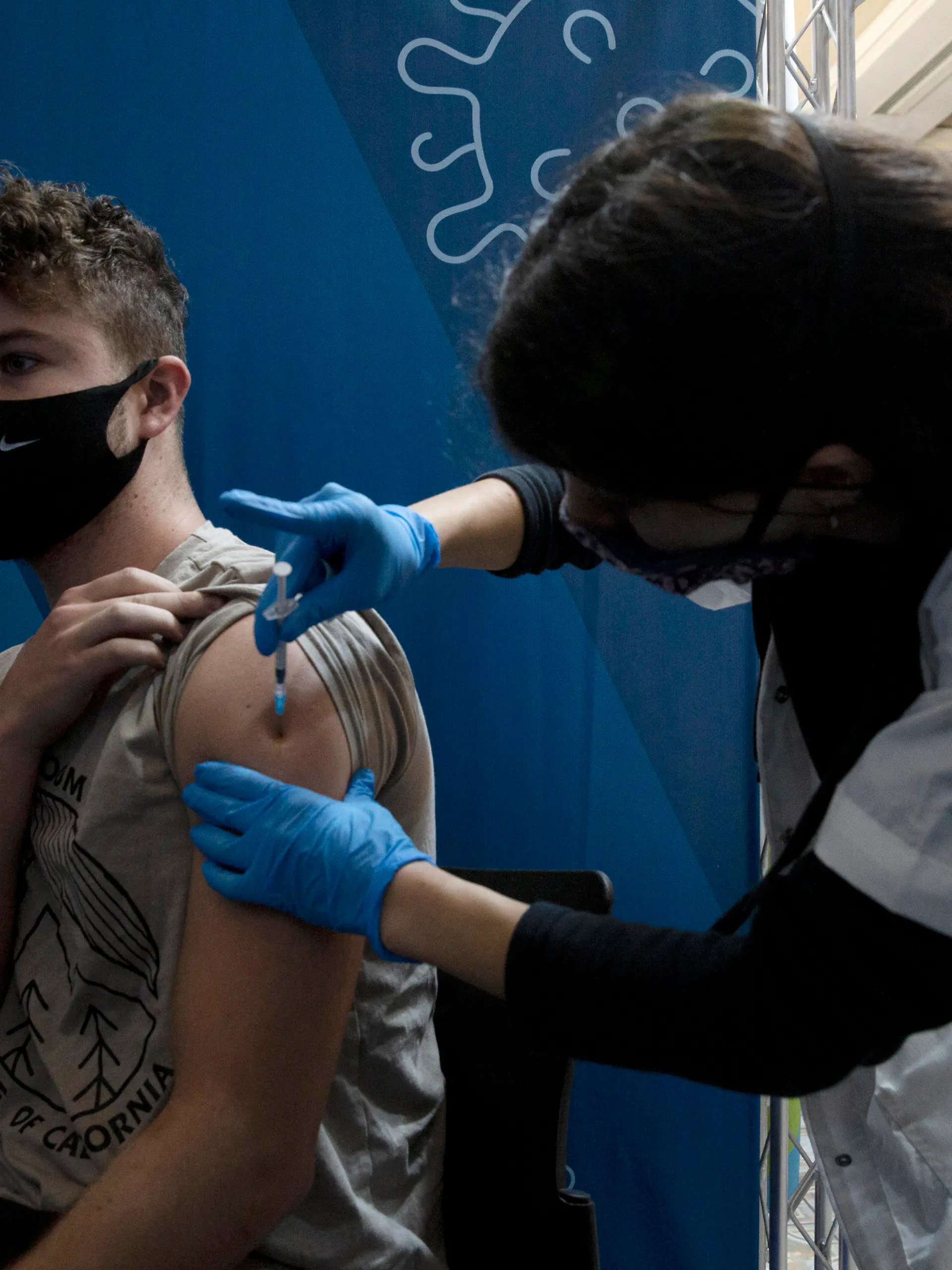 30.08.2021, Israel, Jerusalem: Eine medizinische Angestellte verabreicht einem Mann eine dritte Dosis des Corona-Impfstoffs im Cinema City Komplex. Foto: Maya Alleruzzo/AP/dpa +++ dpa-Bildfunk +++