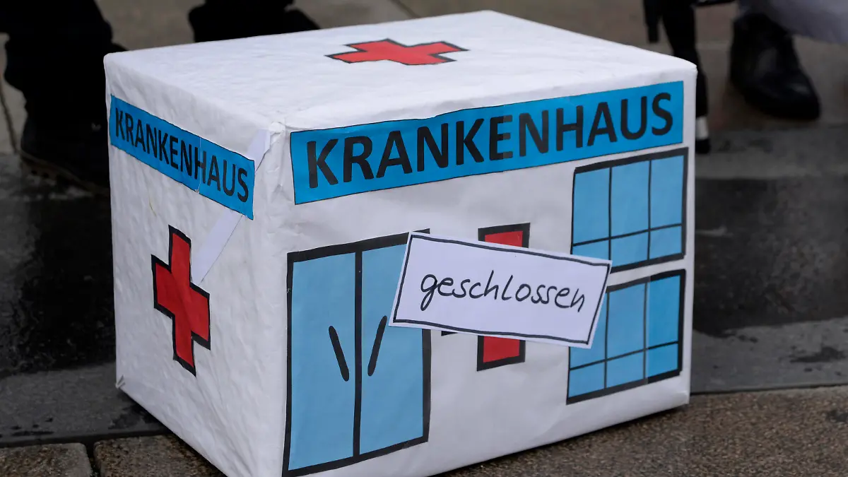  07 . 04 . 2021 , Berlin / Mitte : Das Bündnis Klinikrettung demonstriert auf dem Alexanderplatz gegen bundesweite Klinikschließungen . Trotz Corona Pandemie wurden im letzten Jahr 20 Kliniken geschlossen . *** 07 04 2021 , Berlin Mitte The Alliance Clinic Rescue demonstrates on Alexanderplatz against nationwide clinic closures Despite Corona pandemic, 20 clinics were closed last year