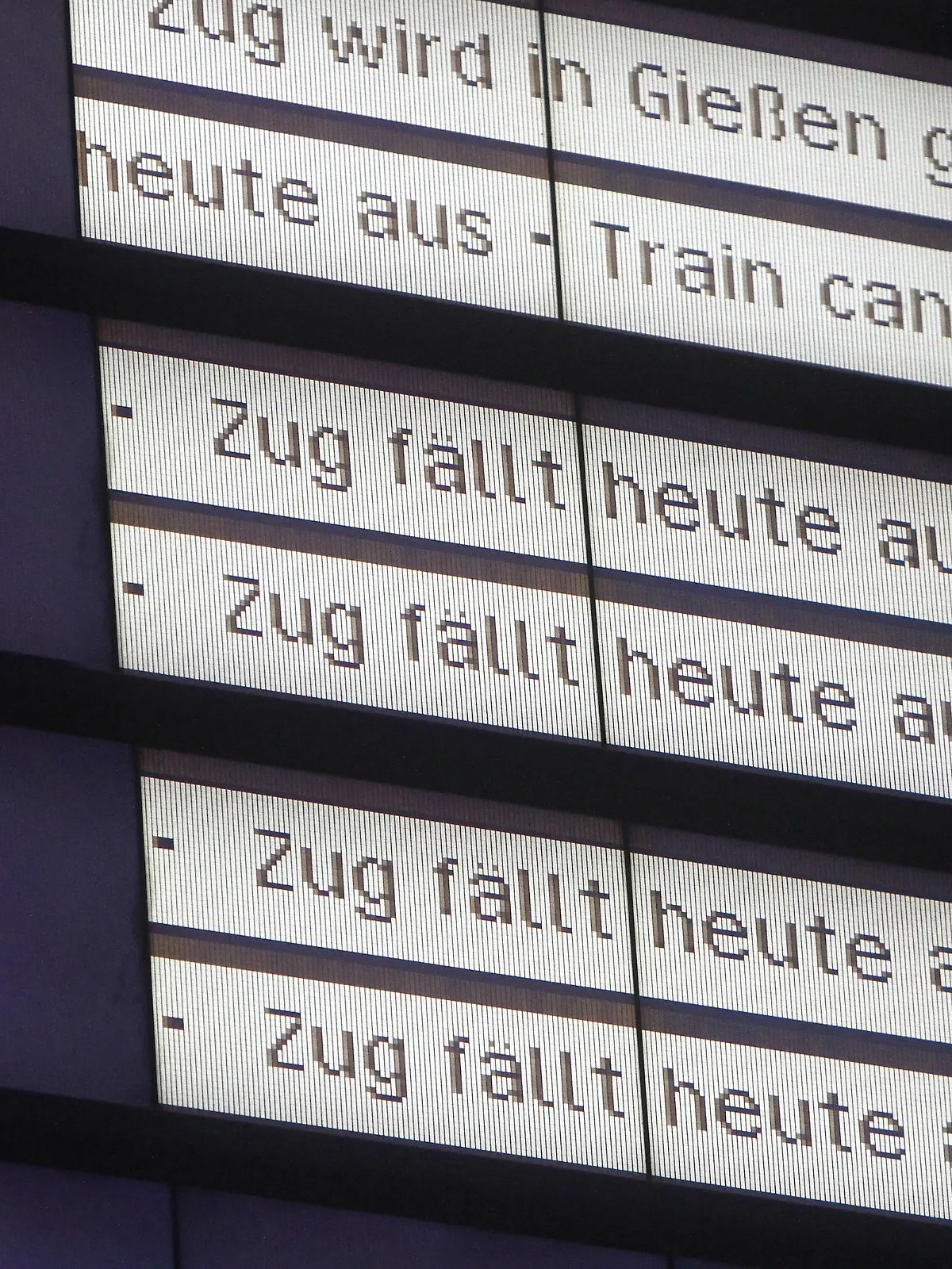  Eine Anzeigetafel zeigt während des GDL Lokführerstreiks im Hauptbahnhof Frankfurt die Laufschrift Zug fällt heute aus, Hessen, Deutschland *** A display board shows the ticker Train is cancelled today during the GDL train drivers strike at Frankfurt central station, Hesse, Germany