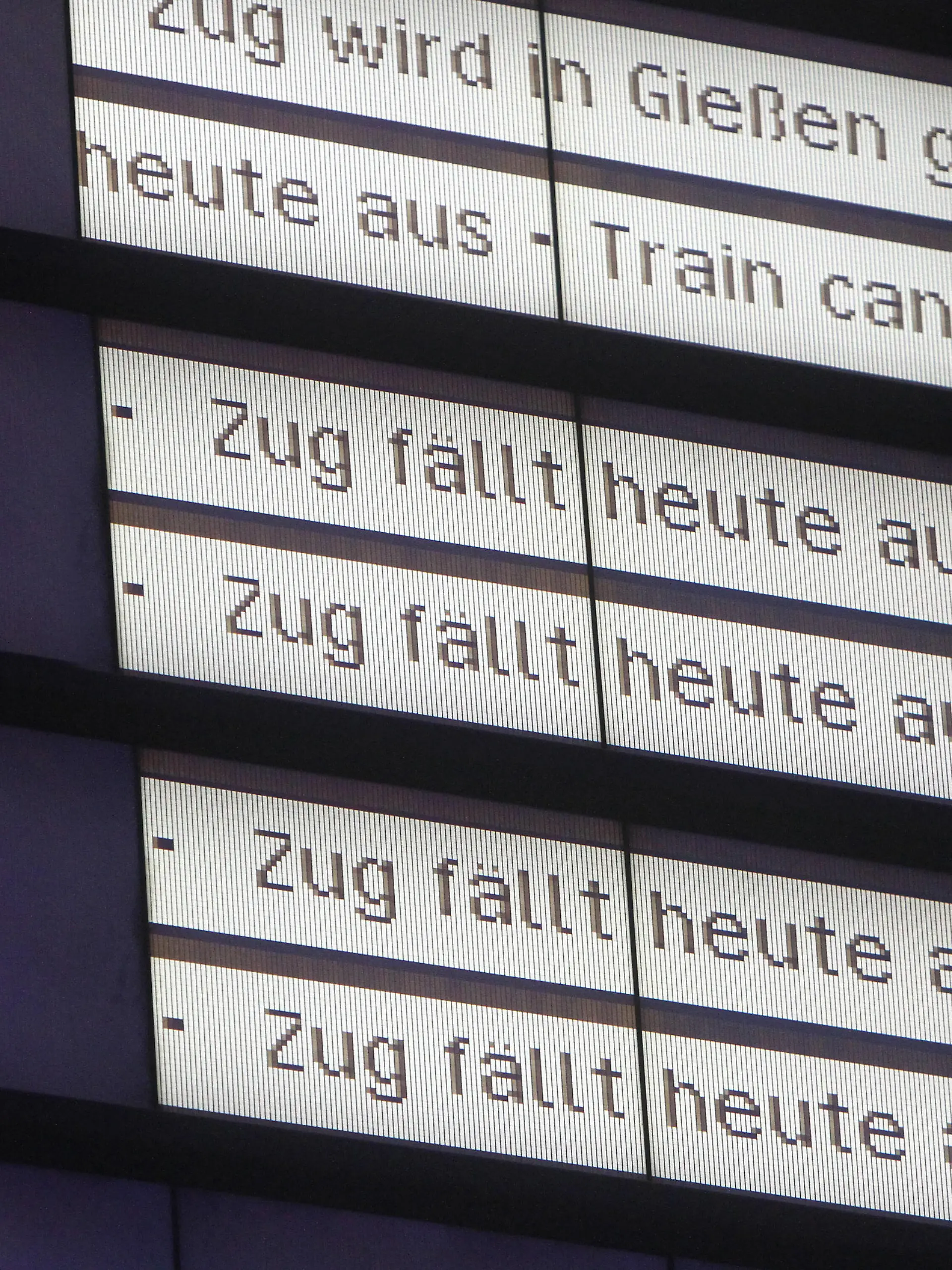  Eine Anzeigetafel zeigt während des GDL Lokführerstreiks im Hauptbahnhof Frankfurt die Laufschrift Zug fällt heute aus, Hessen, Deutschland *** A display board shows the ticker Train is cancelled today during the GDL train drivers strike at Frankfurt central station, Hesse, Germany