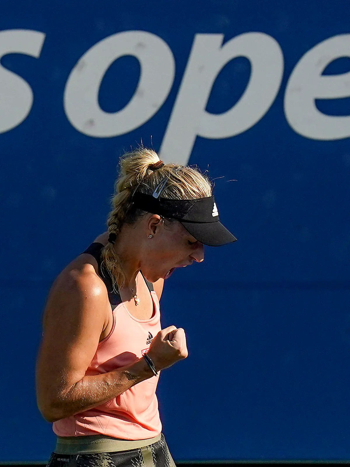 30.08.2021, USA, New York: Tennis, WTA-Tour, ATP-Tour, Grand-Slam-Turnier, US-Open, 1.Runde,  Angelique Kerber (Deutschland) gegen Dayana Yastremska (Ukraine): Angelique Kerber reagiert nach einem Punkt. Foto: Seth Wenig/AP/dpa +++ dpa-Bildfunk +++