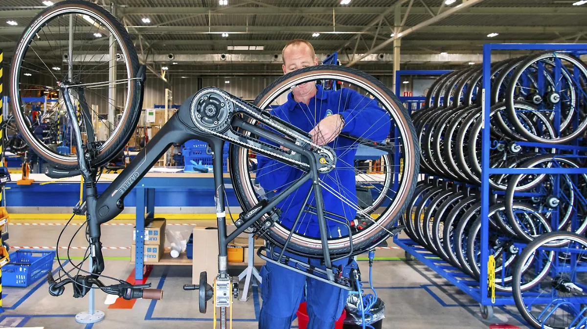 2020-04-14 12:53:13 TIERE - Der Fahrradhersteller Gazelle hat die Produktion wieder aufgenommen, nachdem das Werk wegen der Koronakrise drei Wochen lang geschlossen war. Das Unternehmen hat Maßnahmen zum Schutz seiner Mitarbeiter ergriffen, z. B. die Installation von Plexiglaswänden und die Schaffung von Arbeitsplätzen gemäß der 1,5-Meter-Richtlinie. ANP PIROSCHKA DES GEBÄUDES