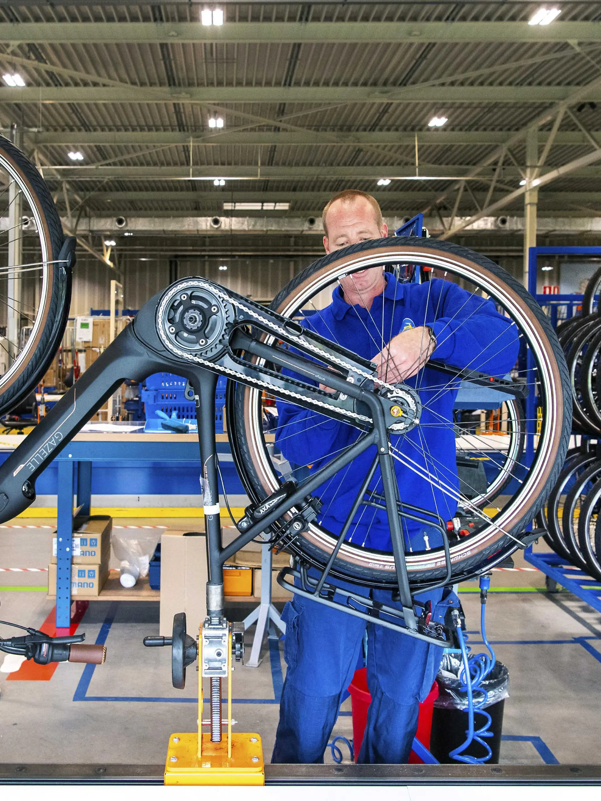 2020-04-14 12:53:13 TIERE - Der Fahrradhersteller Gazelle hat die Produktion wieder aufgenommen, nachdem das Werk wegen der Koronakrise drei Wochen lang geschlossen war. Das Unternehmen hat Maßnahmen zum Schutz seiner Mitarbeiter ergriffen, z. B. die Installation von Plexiglaswänden und die Schaffung von Arbeitsplätzen gemäß der 1,5-Meter-Richtlinie. ANP PIROSCHKA DES GEBÄUDES