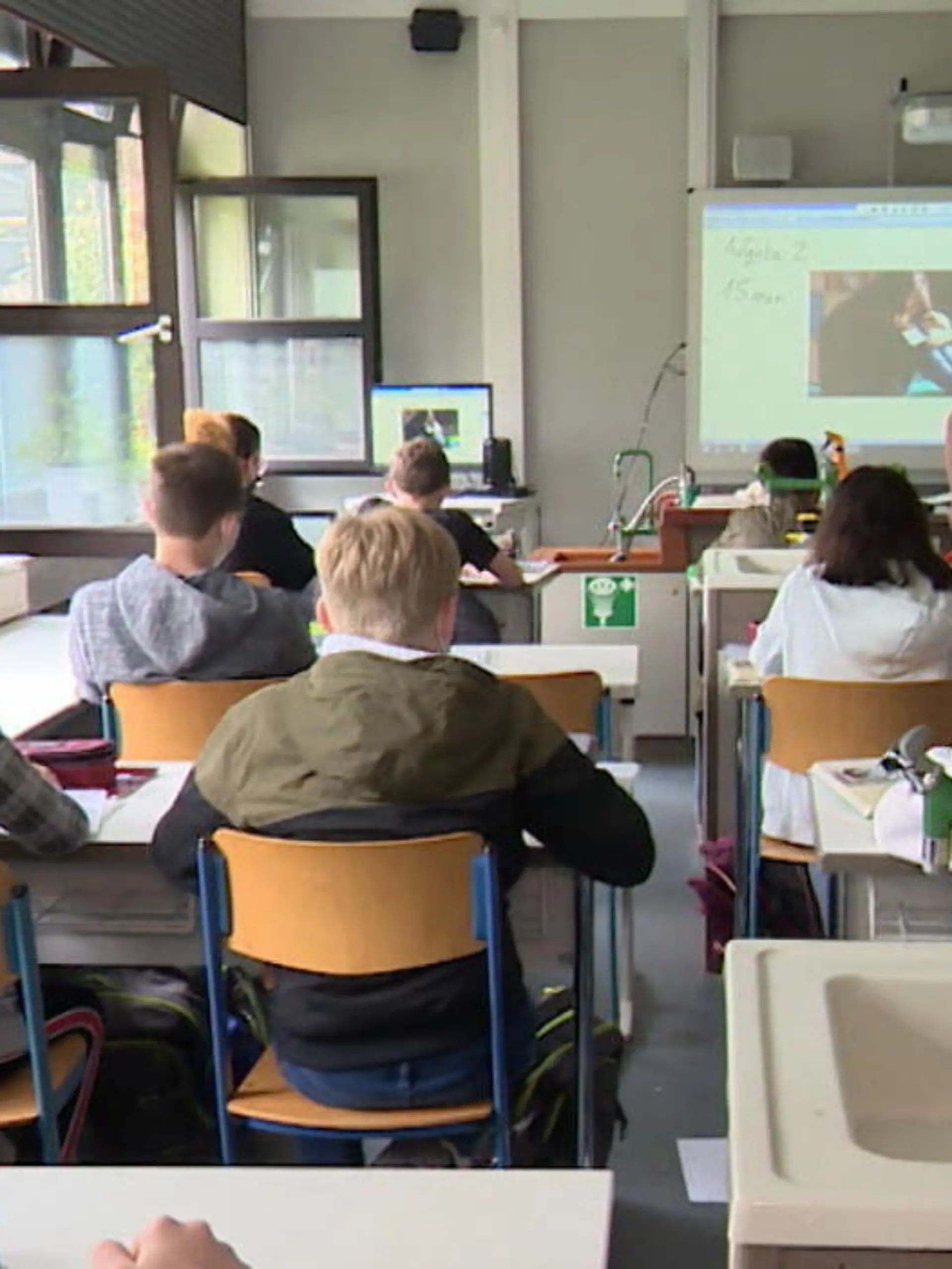 Ein Pooltest in der Schulklasse, ein positiver Fall - und schon müssen alle in Quarantäne - ob sie gegebenenfalls Kontakt zu dem Positiv-Fall hatten oder nicht. Doch bis Klarheit herrscht, wer angesteckt ist und wer nicht, vergehen oft Tage. Und so lange bleiben die Kinder in Quarantäne. Und passiert zwei Wochen später das Gleiche, geht es wieder von vorne los. Eltern fordern jetzt: Schluss mit dem Quarantäne-Chaos! Warum auch Politiker und ein Hygiene-Experte die derzeitige Regelung nicht sinnvoll finden, sehen Sie im Video.