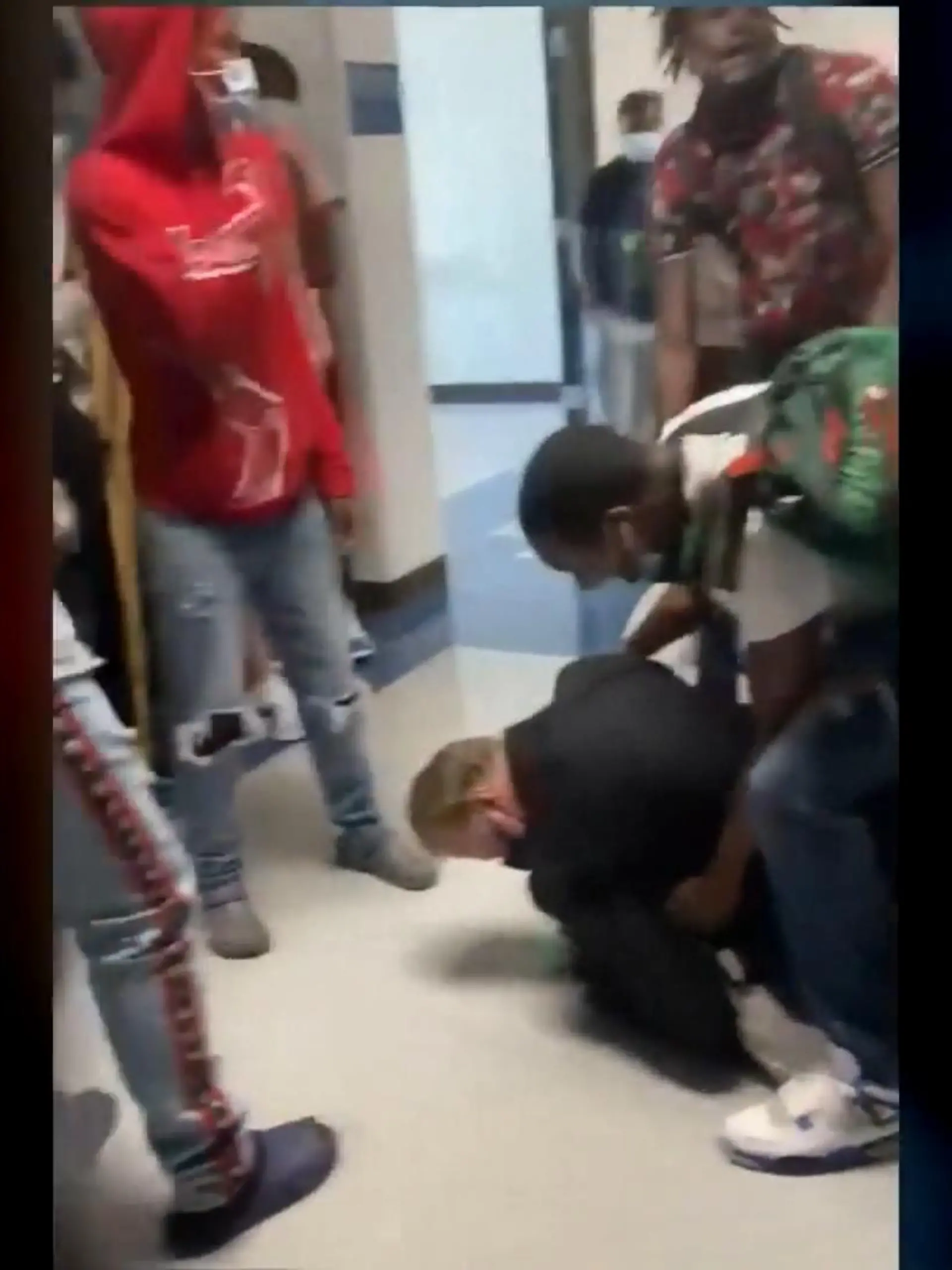 Handyaufnahmen einer brutalen Prügelei an einer Schule im US-Bundesstaat Kentucky. Kurz darauf packt der Lehrer den 16-Jährigen sogar an den Haaren und zieht ihn hoch.