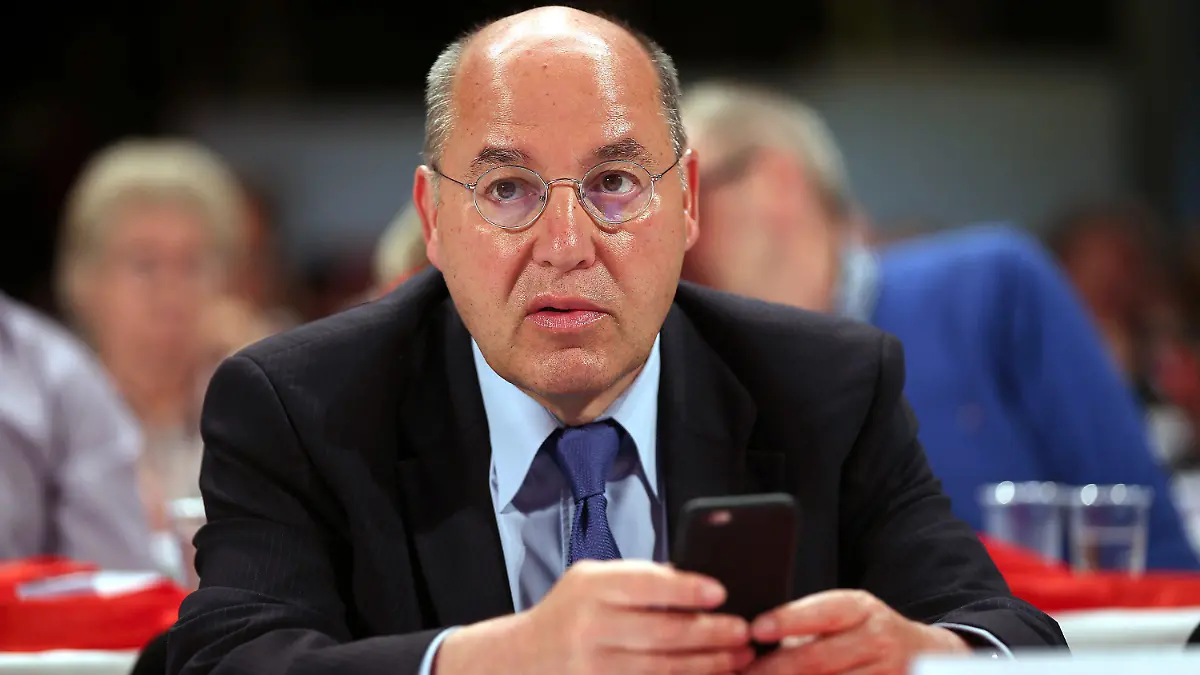 Der Fraktionsvorsitzende der Linken Gregor Gysi verfolgt am 07.06.2015 in Bielefeld (Nordrhein-Westfalen) den Parteitag. Die Linke ist zu einem Bundesparteitag in Bielefeld zusammengekommen. Foto: Oliver Berg/dpa +++(c) dpa - Bildfunk+++