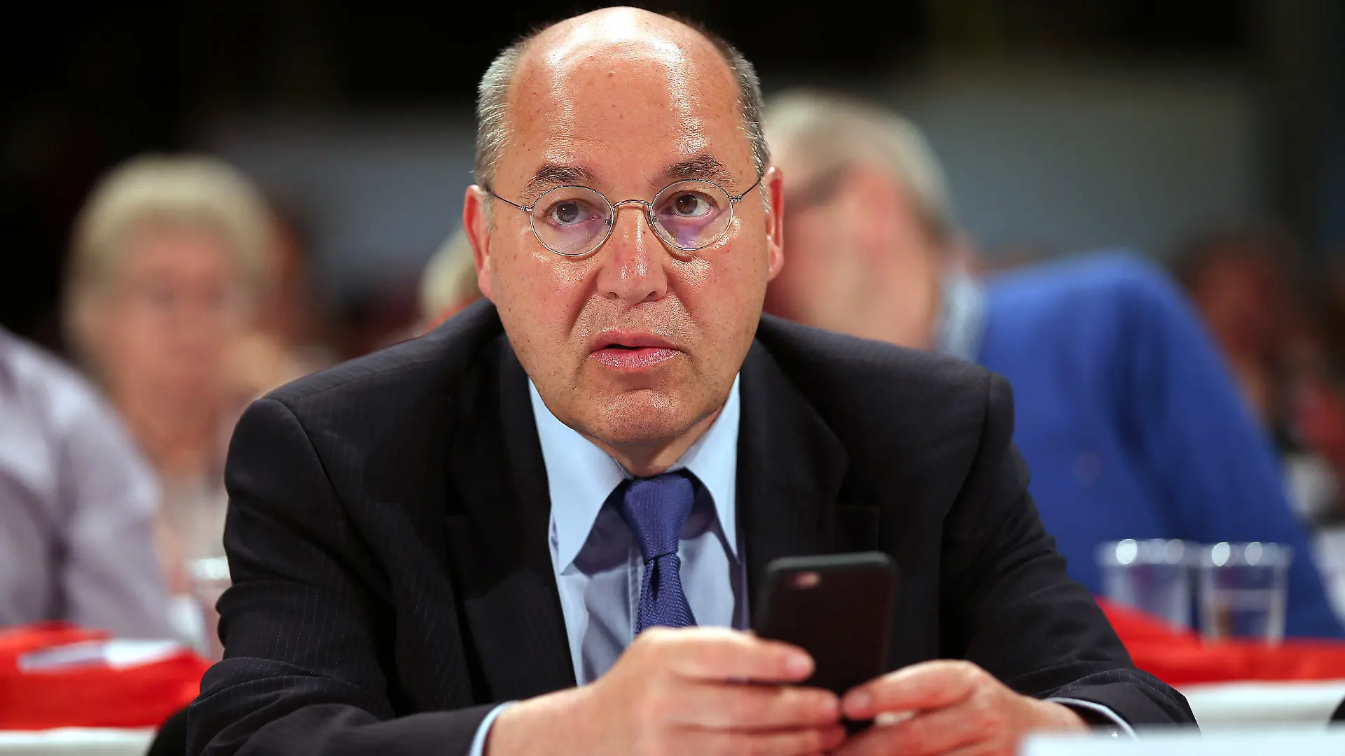 Der Fraktionsvorsitzende der Linken Gregor Gysi verfolgt am 07.06.2015 in Bielefeld (Nordrhein-Westfalen) den Parteitag. Die Linke ist zu einem Bundesparteitag in Bielefeld zusammengekommen. Foto: Oliver Berg/dpa +++(c) dpa - Bildfunk+++