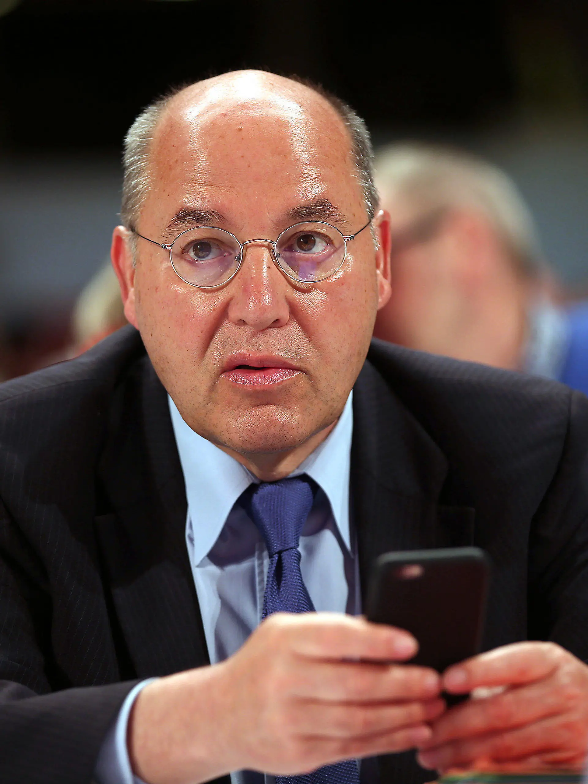 Der Fraktionsvorsitzende der Linken Gregor Gysi verfolgt am 07.06.2015 in Bielefeld (Nordrhein-Westfalen) den Parteitag. Die Linke ist zu einem Bundesparteitag in Bielefeld zusammengekommen. Foto: Oliver Berg/dpa +++(c) dpa - Bildfunk+++