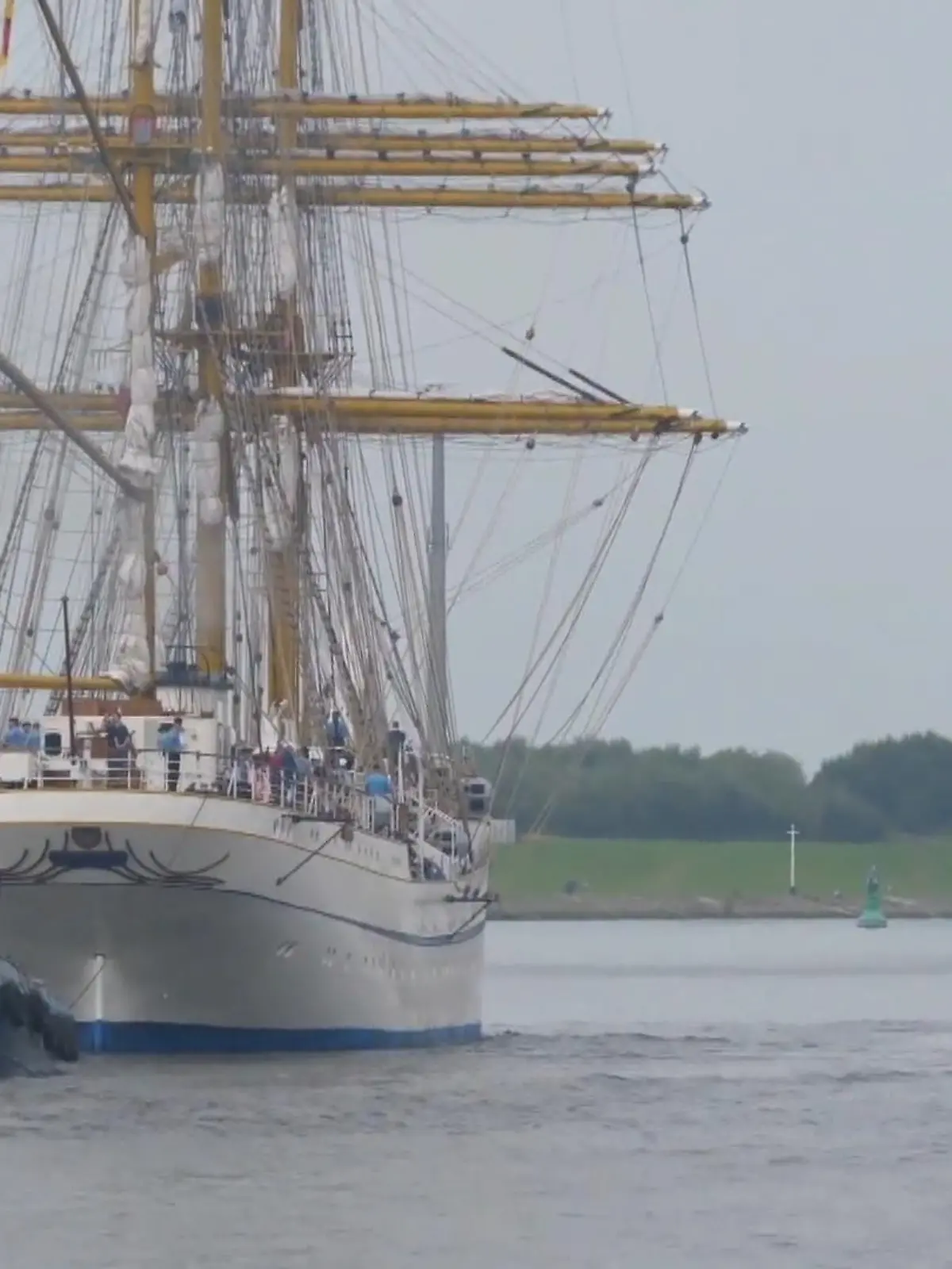 Bild zu: ""Gorch Fock" wird abgeschleppt"