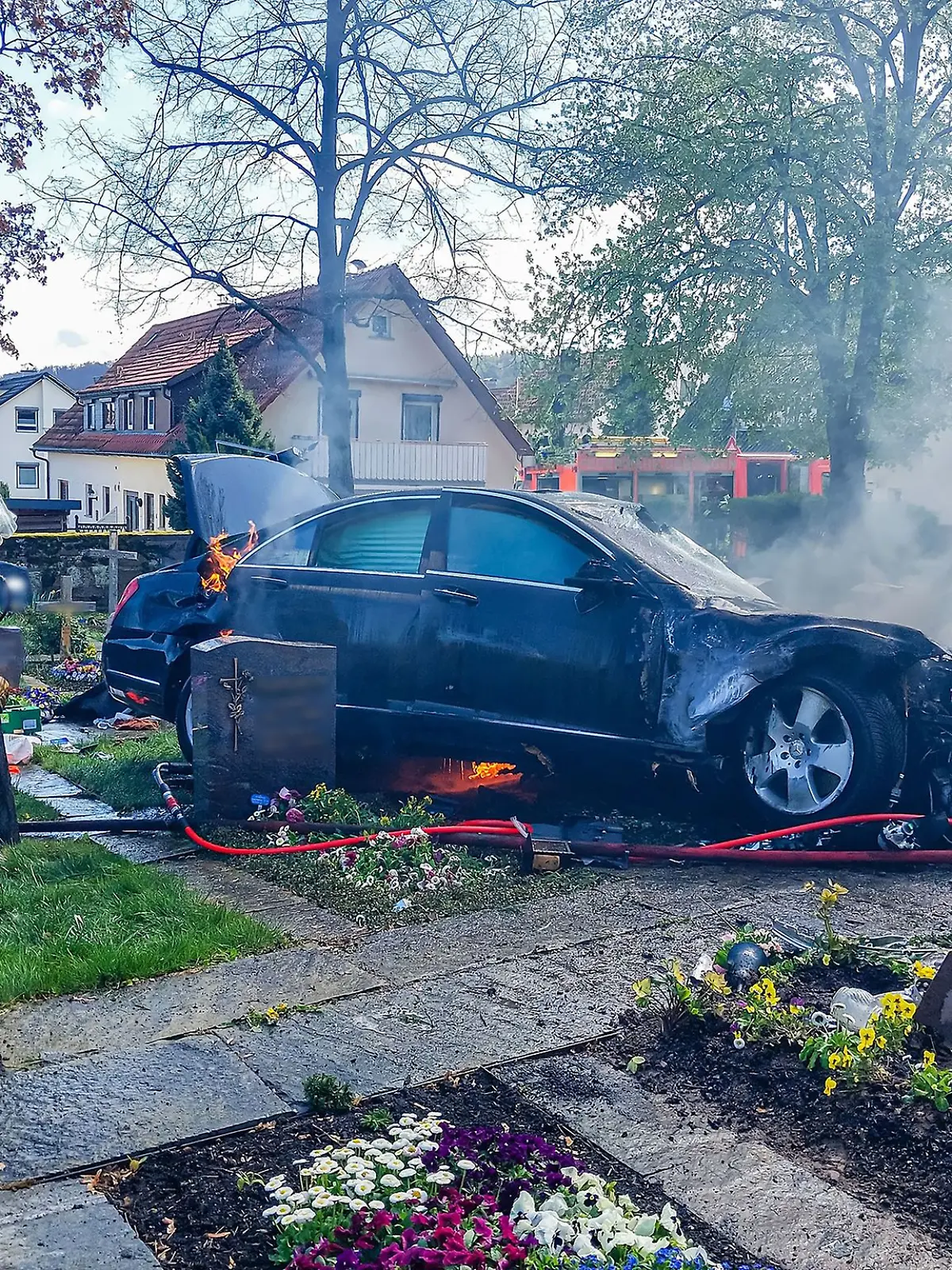 Bild zu: "Rentner (86) rast mit Auto auf Friedhof"