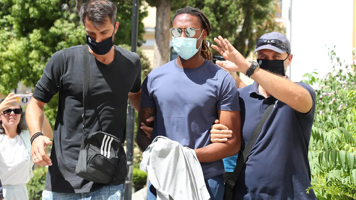  Griechenland - Athen, Olympiakos Piräus-Verteidiger Ruben Semedo wurde am Sonntagabend nach einem Vergewaltigungsvorwurf eines Teenagers festgenommen. Nach ihren Angaben hatte der 27-jährige portugiesische Fußballspieler die 17-jährige nach einem Barbesuch in seinem Haus im südlichen Athener Vorort Glyfada sexuell angegriffen. Im Bild: Ruben Semedo M wird am 30. August 2021 einem Staatsanwalt vorgeführt. Vergewaltigungsvorwurf gegen Ruben Semedo *** Greece Athens, Olympiakos Piraeus defender Ruben Semedo was arrested on Sunday night following an allegation of rape by a teenage girl According to her, the 27-year-old Portuguese footballer had sexually assaulted the 17-year-old after visiting a bar at his home in the southern Athens suburb of Glyfada Pictured Ruben Semedo M being brought before a prosecutor on August 30, 2021 Ruben Semedo accused of rape PUBLICATIONxNOTxINxGRE ANE0132347777