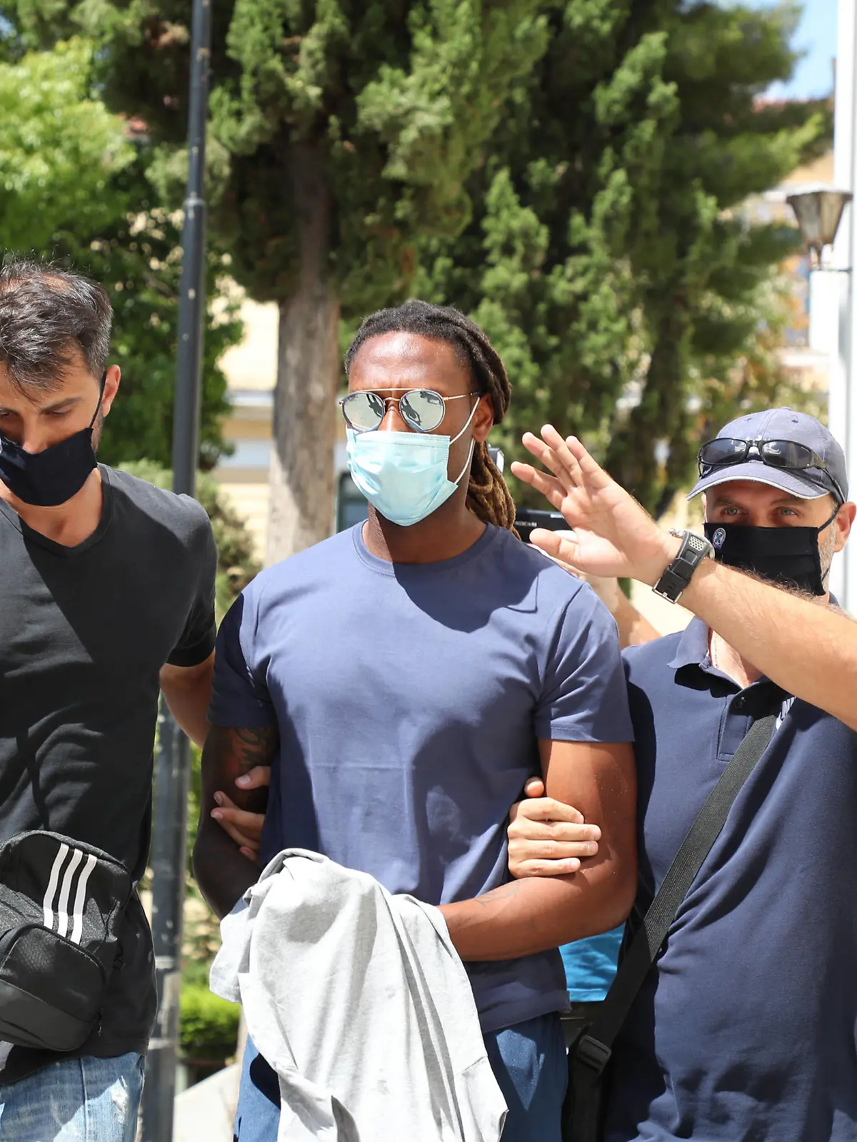  Griechenland - Athen, Olympiakos Piräus-Verteidiger Ruben Semedo wurde am Sonntagabend nach einem Vergewaltigungsvorwurf eines Teenagers festgenommen. Nach ihren Angaben hatte der 27-jährige portugiesische Fußballspieler die 17-jährige nach einem Barbesuch in seinem Haus im südlichen Athener Vorort Glyfada sexuell angegriffen. Im Bild: Ruben Semedo M wird am 30. August 2021 einem Staatsanwalt vorgeführt. Vergewaltigungsvorwurf gegen Ruben Semedo *** Greece Athens, Olympiakos Piraeus defender Ruben Semedo was arrested on Sunday night following an allegation of rape by a teenage girl According to her, the 27-year-old Portuguese footballer had sexually assaulted the 17-year-old after visiting a bar at his home in the southern Athens suburb of Glyfada Pictured Ruben Semedo M being brought before a prosecutor on August 30, 2021 Ruben Semedo accused of rape PUBLICATIONxNOTxINxGRE ANE0132347777