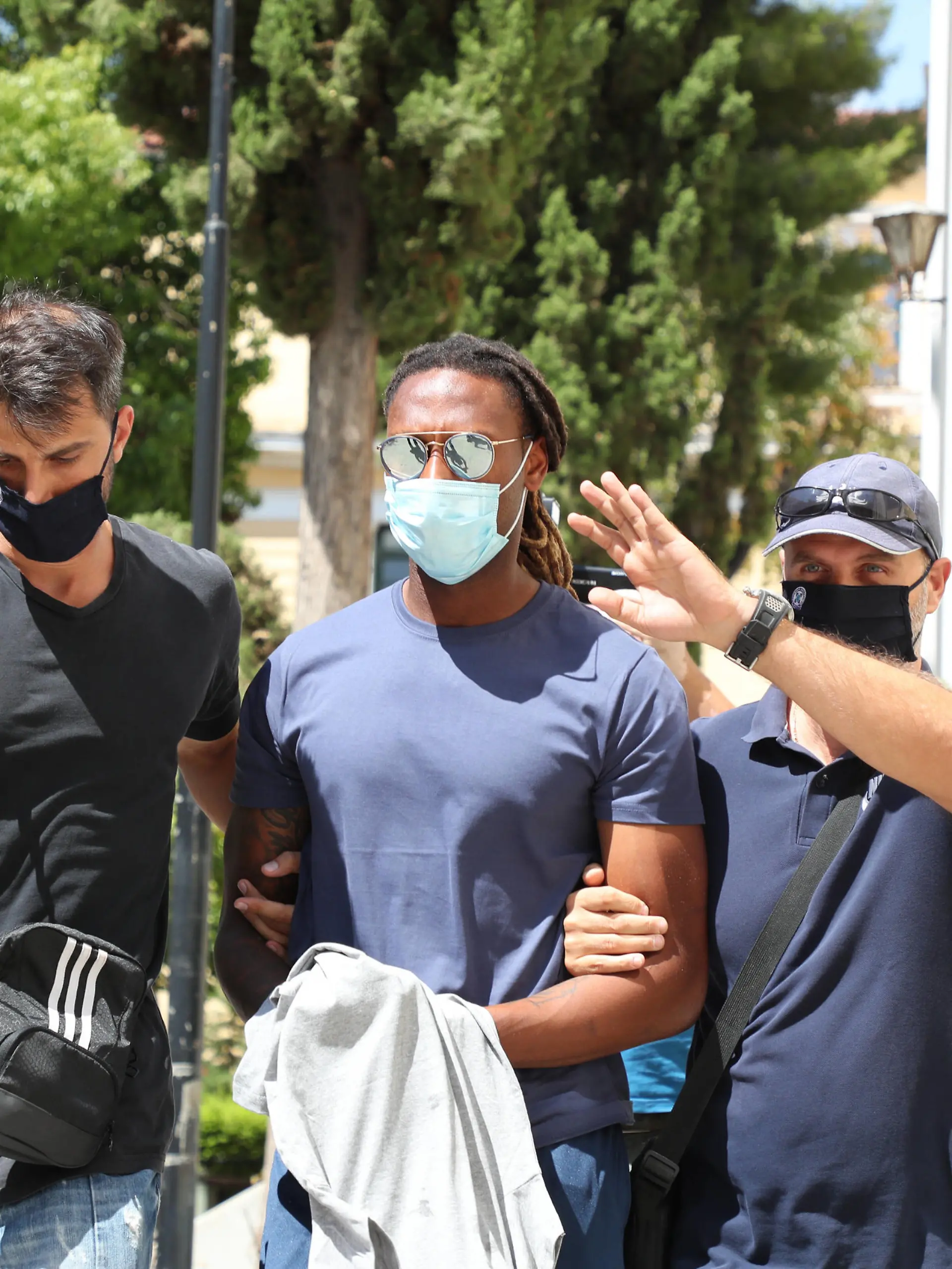  Griechenland - Athen, Olympiakos Piräus-Verteidiger Ruben Semedo wurde am Sonntagabend nach einem Vergewaltigungsvorwurf eines Teenagers festgenommen. Nach ihren Angaben hatte der 27-jährige portugiesische Fußballspieler die 17-jährige nach einem Barbesuch in seinem Haus im südlichen Athener Vorort Glyfada sexuell angegriffen. Im Bild: Ruben Semedo M wird am 30. August 2021 einem Staatsanwalt vorgeführt. Vergewaltigungsvorwurf gegen Ruben Semedo *** Greece Athens, Olympiakos Piraeus defender Ruben Semedo was arrested on Sunday night following an allegation of rape by a teenage girl According to her, the 27-year-old Portuguese footballer had sexually assaulted the 17-year-old after visiting a bar at his home in the southern Athens suburb of Glyfada Pictured Ruben Semedo M being brought before a prosecutor on August 30, 2021 Ruben Semedo accused of rape PUBLICATIONxNOTxINxGRE ANE0132347777