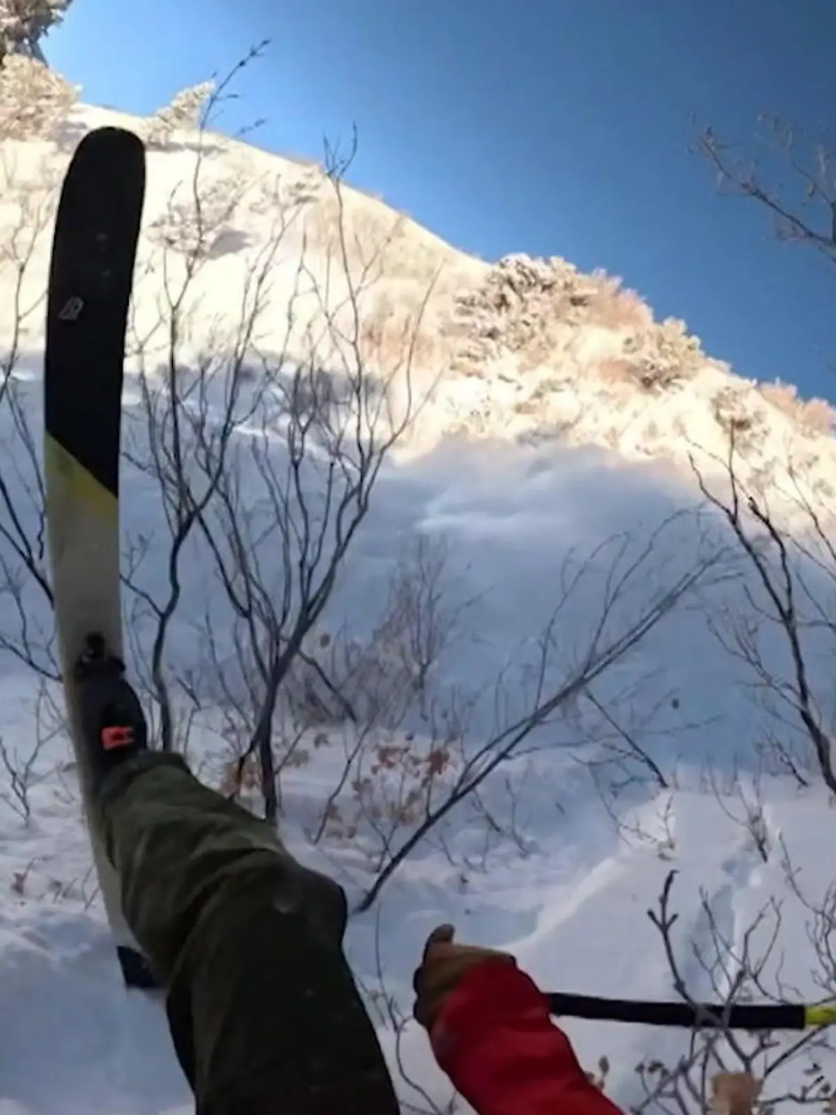 Abfahrtsrennen um Leben und Tod! Skifahrer flieht vor Lawine