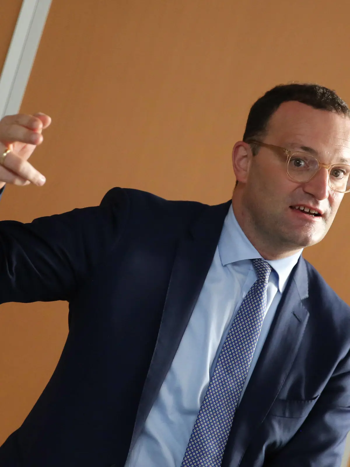 Der Bundesgesundheitsminister Jens Spahn MdB besucht am Freitag 27.08.2021 das Kreiskrankenhaus Demmin Mecklenburgische Seenplatte. Dort spricht er im Rahmen seiner Tour durch Mecklenburg Vorpommern u.a. mit Mitarbeitern der Einrichtung. Diese ist ein Haus mit 193 Planbetten und 10 tagesklinischen Plätzen. Gegenwärtig wird es umgebaut und erweitert. Dabei wird u.a. die Geriatrie zu einer geriatrischen Station umgebaut. Außerdem wird der kleine weltliche Umbau aufgestockt. Dazu werden die Stationen auf die heutigen Qualitätsstandards modernisiert. Das Gesundheitsministerium MV unterstützt das Bauvorhaben mit diesen und weiteren Maßnahmen mit rund 10,4 Millionen Euro. *** The Federal Minister of Health Jens Spahn MdB visits on Friday 2 