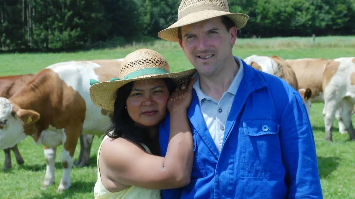 Nach einer turbulenten Hofwoche war klar: Josef und Narumol sind ein Paar und planen eine gemeinsame Zukunft. Genau ein Jahr nach ihrem ersten Treffen ist es nun soweit: Narumol (45) und Josef (49) heiraten.