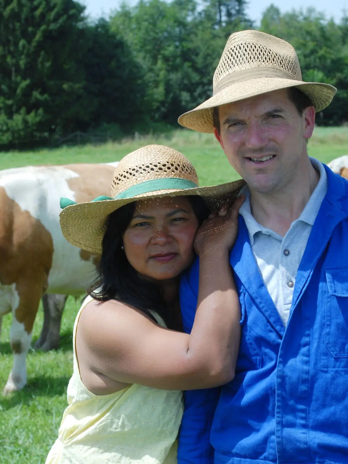 Nach einer turbulenten Hofwoche war klar: Josef und Narumol sind ein Paar und planen eine gemeinsame Zukunft. Genau ein Jahr nach ihrem ersten Treffen ist es nun soweit: Narumol (45) und Josef (49) heiraten.