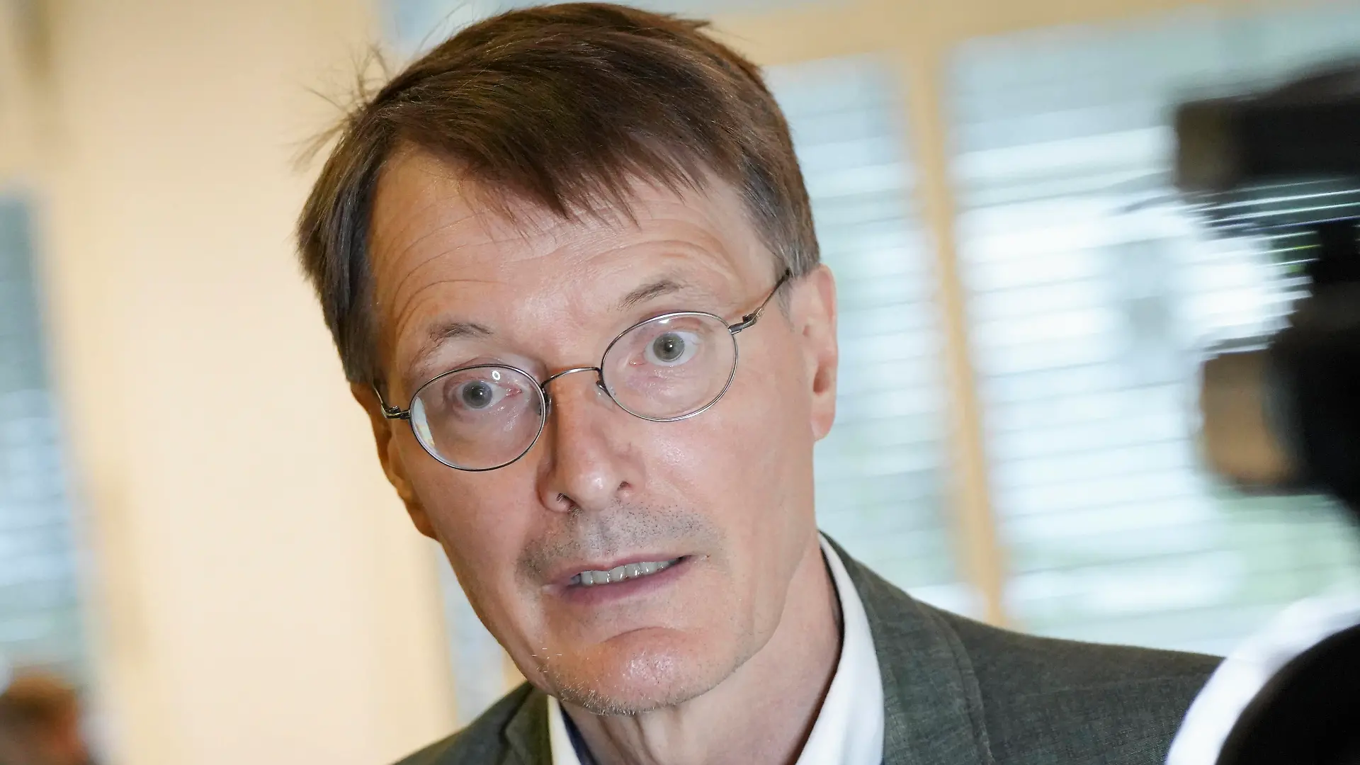 Hubertus Heil und Karl Lauterbach besuchen Klinikum Leverkusen Aktuell, 09.08.2021, Leverkusen, SPD Gesundheitsexperte Prof. Dr. Karl Lauterbach SPD im Portrait beim Pressestatement nach seinem Besuch im schwer von den Unwetter getroffenen Klinikum in Leverkusen Leverkusen Nordrhein-Westfalen Deutschland *** Hubertus Heil and Karl Lauterbach visit hospital Leverkusen News, 09 08 2021, Leverkusen, SPD health expert Prof Dr Karl Lauterbach SPD in portrait during press statement after his visit to the hospital in Leverkusen Leverkusen North Rhine Westphalia Germany, which was badly hit by the storms