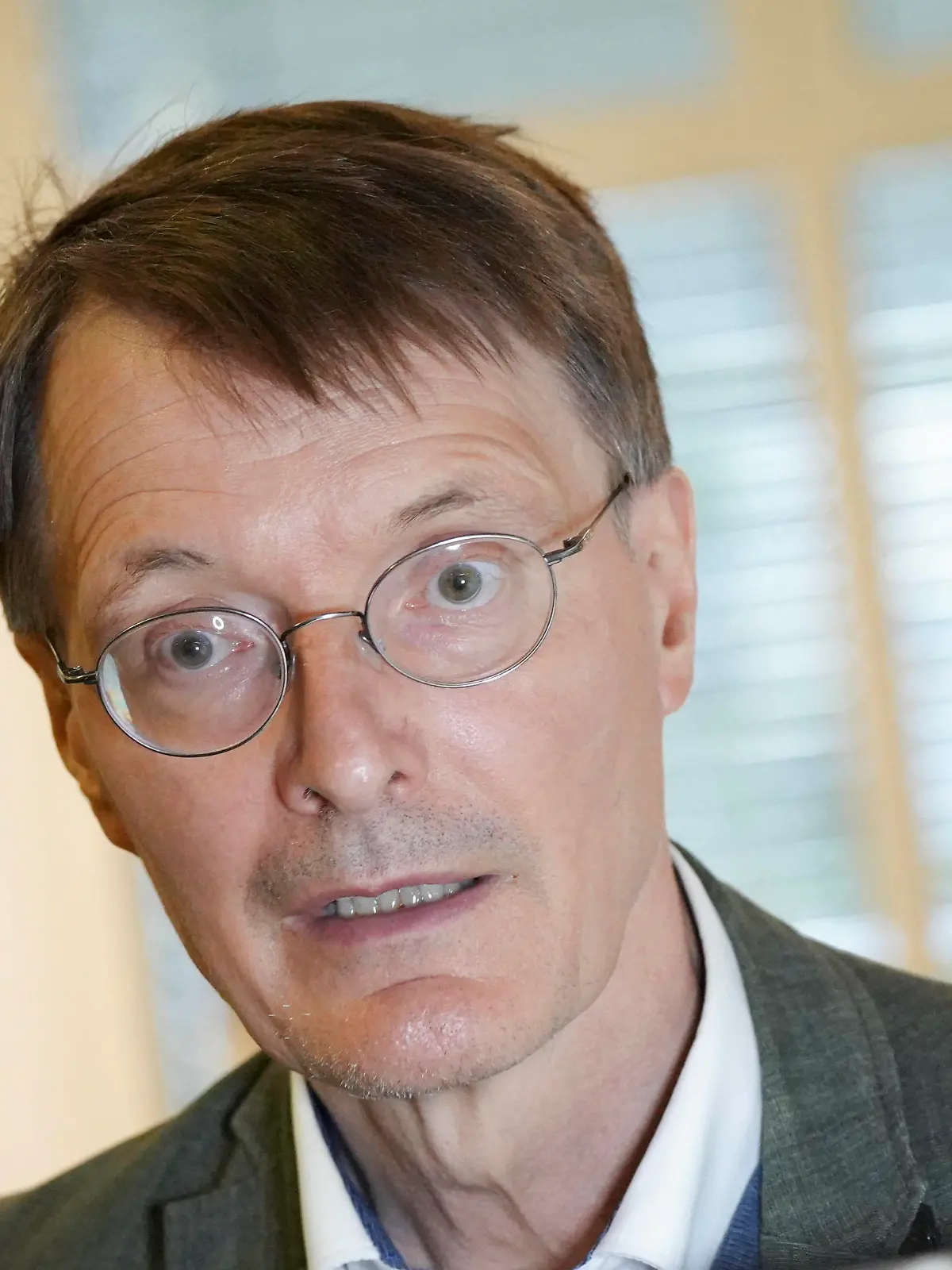 Hubertus Heil und Karl Lauterbach besuchen Klinikum Leverkusen Aktuell, 09.08.2021, Leverkusen, SPD Gesundheitsexperte Prof. Dr. Karl Lauterbach SPD im Portrait beim Pressestatement nach seinem Besuch im schwer von den Unwetter getroffenen Klinikum in Leverkusen Leverkusen Nordrhein-Westfalen Deutschland *** Hubertus Heil and Karl Lauterbach visit hospital Leverkusen News, 09 08 2021, Leverkusen, SPD health expert Prof Dr Karl Lauterbach SPD in portrait during press statement after his visit to the hospital in Leverkusen Leverkusen North Rhine Westphalia Germany, which was badly hit by the storms 