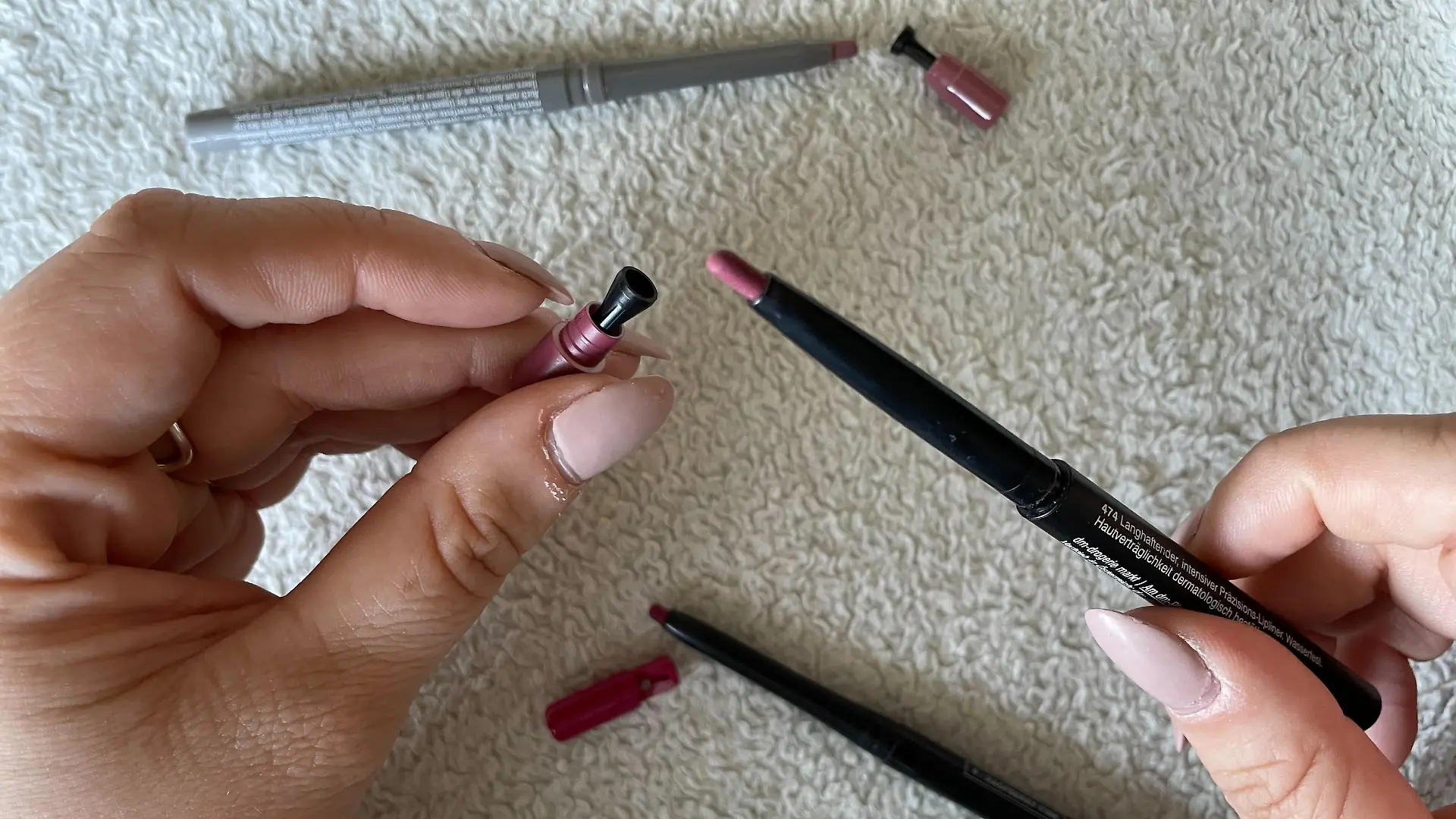 Eine Hand hält einen Lipliner und einen kleinen Anspitzer.