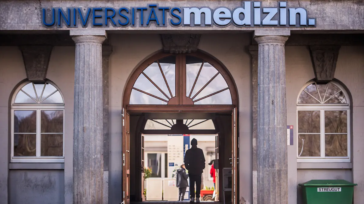 ARCHIV - 18.03.2019, Rheinland-Pfalz, Mainz: Menschen gehen durch den Zugang zur Universitätsmedizin. (zu dpa "OP-Reinigungskraft hilft bei Zehenoperation an Universitätsmedizin") Foto: Andreas Arnold/dpa +++ dpa-Bildfunk +++