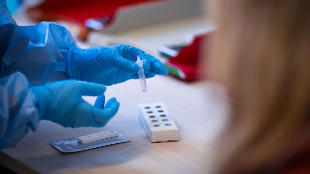 ARCHIV - 15.03.2021, Mecklenburg-Vorpommern, Ludwigslust: Ein Antigen-Test auf Covid-19 wird nach der Eröffnung des kommunalen Corona-Testzentrums des Landkreises Ludwigslust bearbeitet. Nach den Sommerferien nimmt nicht nur die Zahl der Corona-Tests in Mecklenburg-Vorpommern wieder zu. Auch die Quote der positiven Befunde geht deutlich nach oben. (Zu dpa: «Wieder deutlich mehr positive Befunde bei Corona-Tests in MV») Foto: Jens Büttner/dpa-Zentralbild/dpa +++ dpa-Bildfunk +++