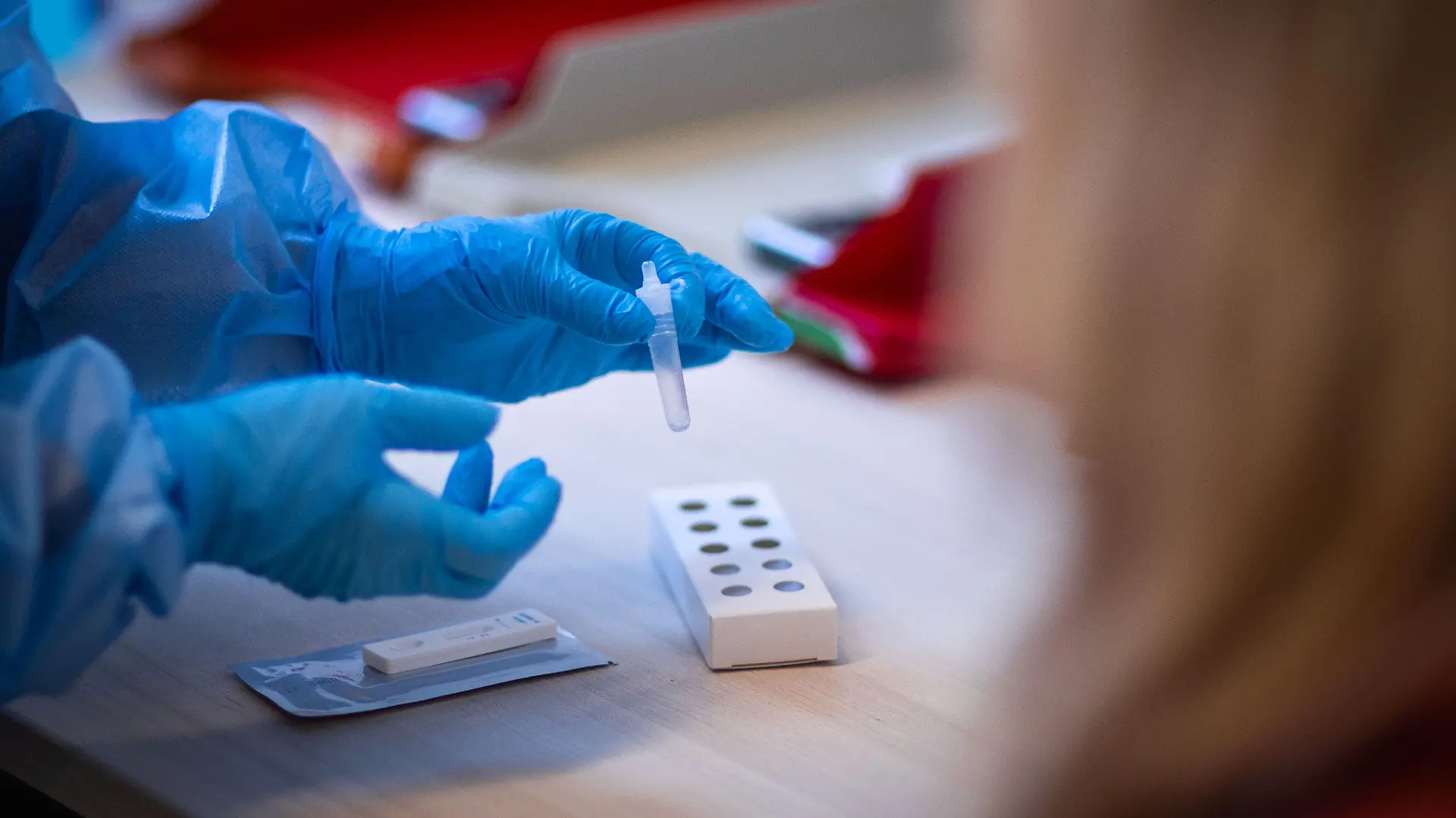 ARCHIV - 15.03.2021, Mecklenburg-Vorpommern, Ludwigslust: Ein Antigen-Test auf Covid-19 wird nach der Eröffnung des kommunalen Corona-Testzentrums des Landkreises Ludwigslust bearbeitet. Nach den Sommerferien nimmt nicht nur die Zahl der Corona-Tests in Mecklenburg-Vorpommern wieder zu. Auch die Quote der positiven Befunde geht deutlich nach oben. (Zu dpa: «Wieder deutlich mehr positive Befunde bei Corona-Tests in MV») Foto: Jens Büttner/dpa-Zentralbild/dpa +++ dpa-Bildfunk +++