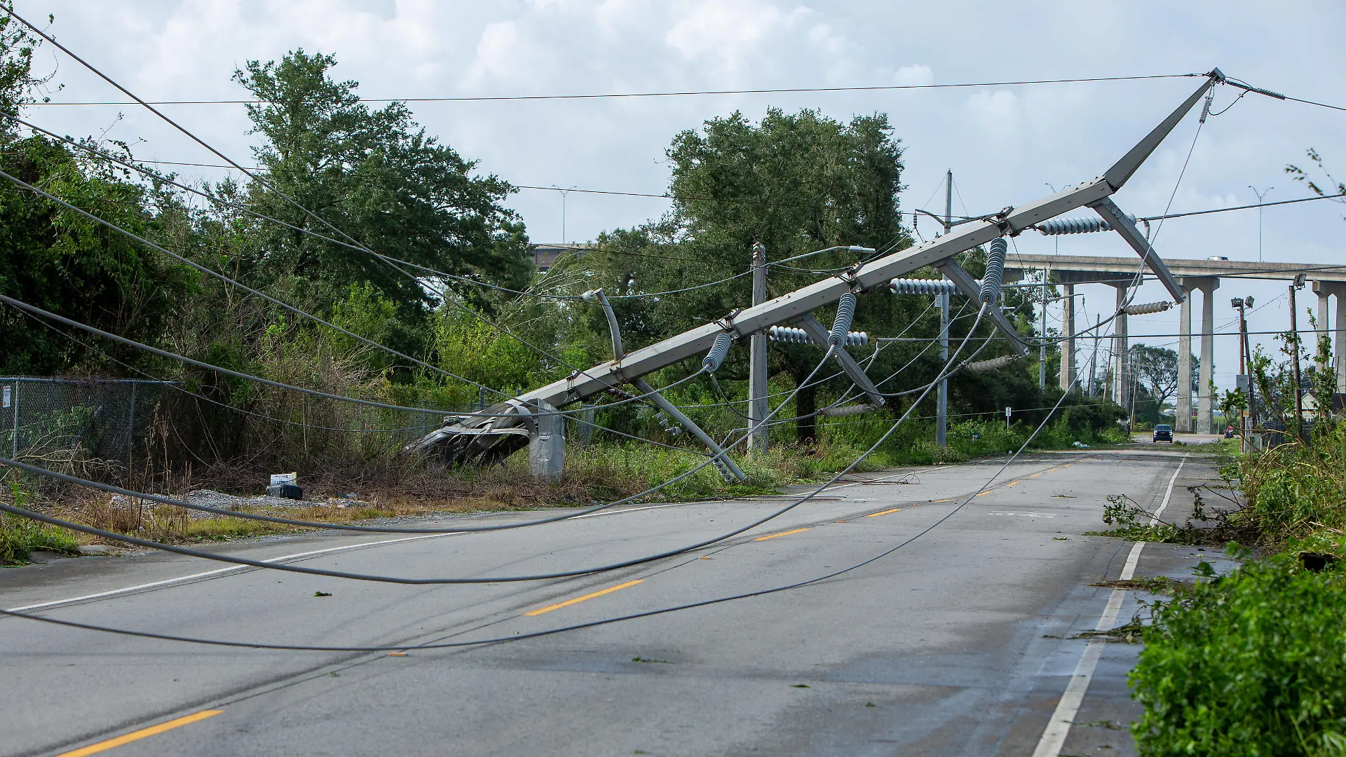  August 30, 2021, New Orleans, Louisiana, USA: A photo provided by Entergy Corp. shows downed power lines after Hurricane Ida devastated the region. New Orleans USA - ZUMA 20210830_new_z03_032 Copyright: xJSchwind/Entergyx