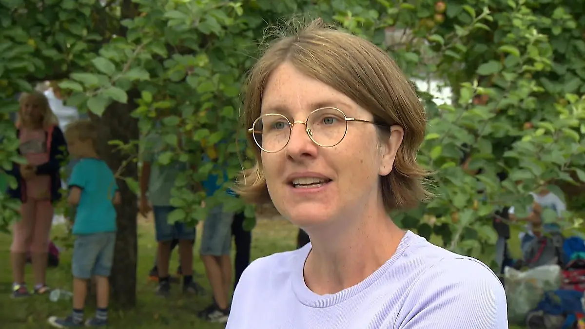 Sozialpädagogin Ilka Proksch freut sich über die eifrigen Kids im ehemaligen Garten ihrer Großeltern.