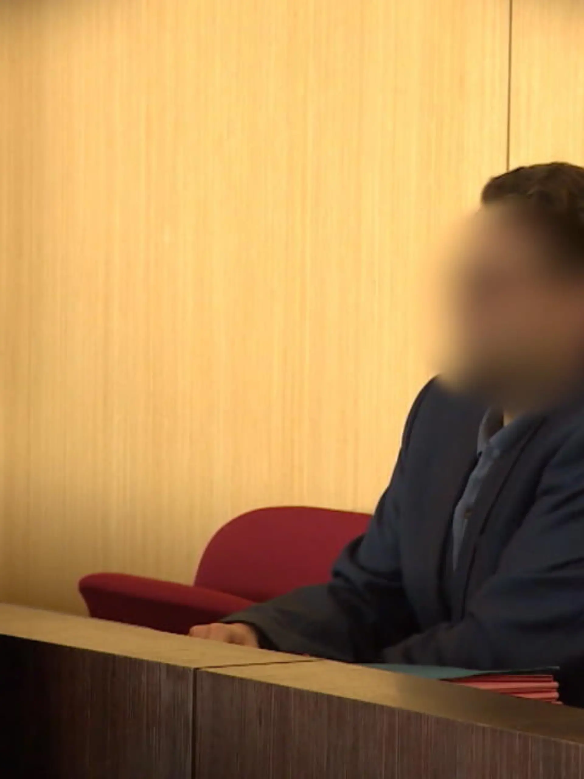 Mal war er Arzt, mal Pilot – und sogar als Richter gab er sich aus: Mindestens 38 neue Identitäten soll sich der notorische Hochstapler Marc G. (33) erschaffen haben. Vermutlich ergaunerte er sich auf diese Weise mehrere hunderttausend Euro, um sein Schicki-Micki-Leben zu finanzieren.
