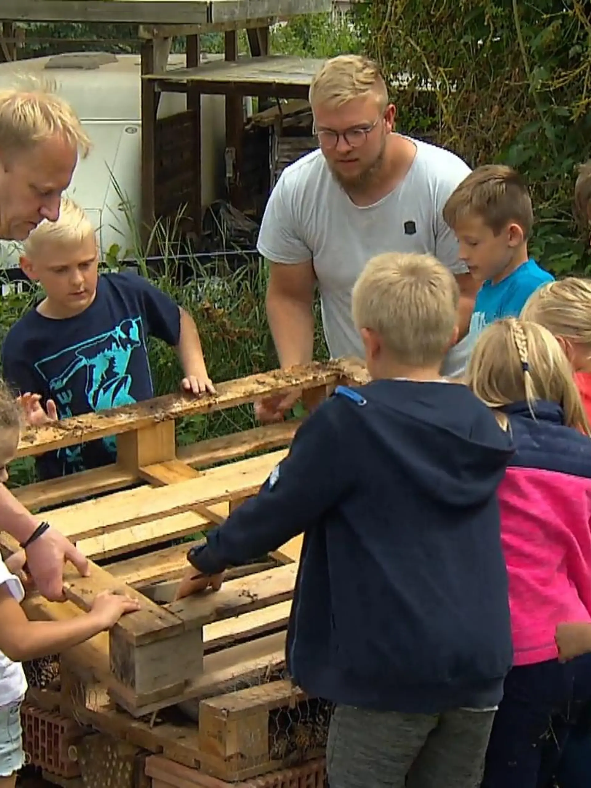 Wer will fleißige Handwerker sehen? Der muss ins hessische Wolfhagen gehen – und zwar in den Mitmach-Garten für Kinder. Welchen Rekorden hier hinterhergejagt und wie den Kids von heute vermittelt wird, wie das Gemüse aus dem Supermarkt entsteht – im Video!