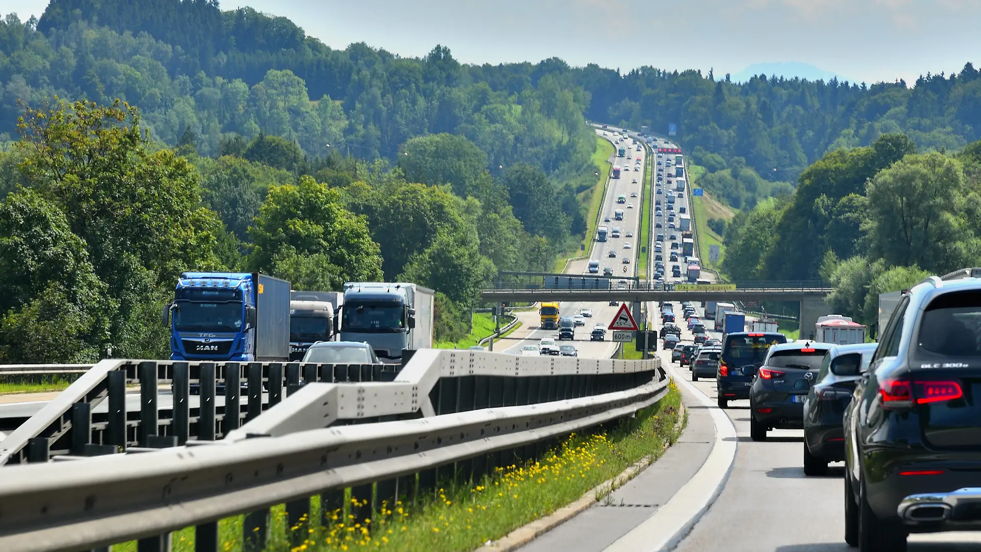 Ab in den Urlaub. Die Reisewelle rollt auf der Autobahn A8 München Salzburg auf dem Irschenberg in Richtung Süden. Irschenberg Bayern Deutschland *** Off on holiday The wave of travellers is rolling on the A8 Munich Salzburg motorway on the Irschenberg heading south Irschenberg Bavaria Germany Copyright: xRolfxPossx