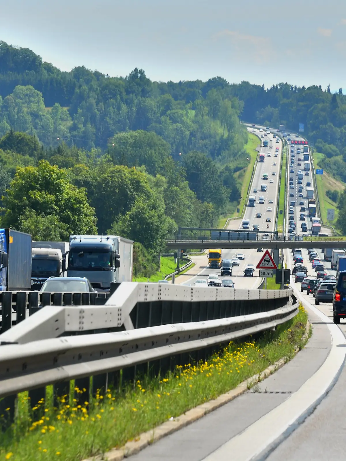 Ab in den Urlaub. Die Reisewelle rollt auf der Autobahn A8 München Salzburg auf dem Irschenberg in Richtung Süden. Irschenberg Bayern Deutschland *** Off on holiday The wave of travellers is rolling on the A8 Munich Salzburg motorway on the Irschenberg heading south Irschenberg Bavaria Germany Copyright: xRolfxPossx 