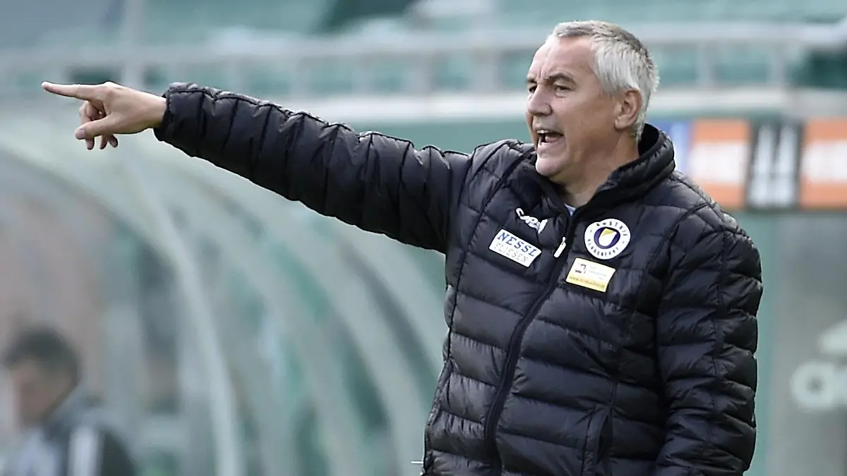 ABD0047_20210523 - WIEN - ÖSTERREICH: Trainer Peter Pacult (SK Klagenfurt) im Spiel der Fußball 2. Bundesliga, zwischen SK Rapid II und SK Austria Klagenfurt am Sonntag, 23. Mai 2021 in Wien. - FOTO: APA/HANS PUNZ - 20210523_PD6314