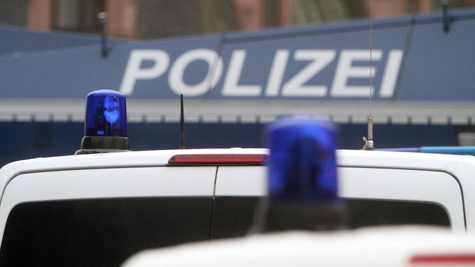 Nachdem die angekündigte Demo der Organisation Querdenken in der Innenstadt Frankfurt aufgrund öffentlicher Gefährdung durch Nichtvorliegen eines Hygienekonzept s gerichtlich verboten wurde, forderten die Organisatoren Demonstranten dennoch zur Fahrt nach Frankfurt auf. Ein großes Polizeiaufgebot sichert darauf die Stadt, um spontane Zusammenkünfte der Coronaleugner zu verbieten. Ein Wasserwerfer steht mit Mannschaftswagen an der Hauptwache, Hessen, Deutschland *** After the announced demonstration of the organisation Querdenken in the city centre of Frankfurt was banned by the court due to public danger because of the lack of a hygiene concept, the organisers nevertheless called on demonstrators to drive to Frankfurt A large police contin