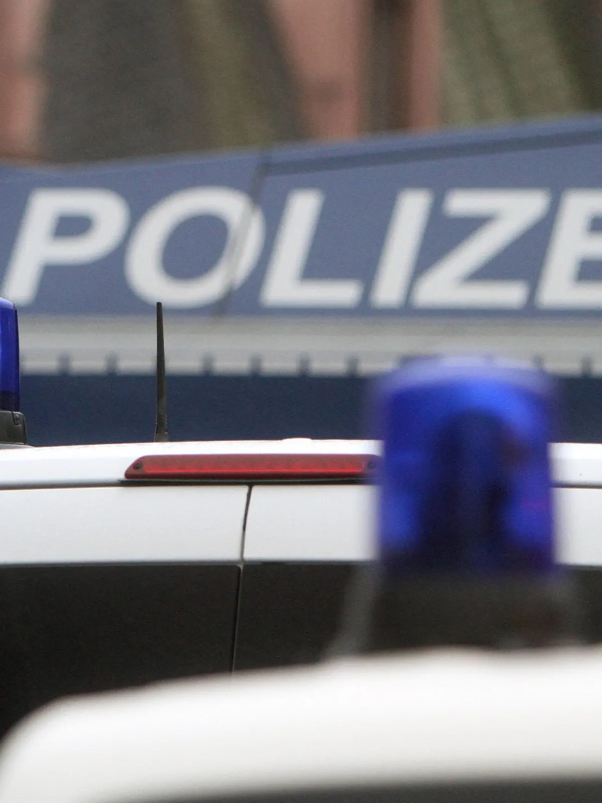  Nachdem die angekündigte Demo der Organisation Querdenken in der Innenstadt Frankfurt aufgrund öffentlicher Gefährdung durch Nichtvorliegen eines Hygienekonzept s gerichtlich verboten wurde, forderten die Organisatoren Demonstranten dennoch zur Fahrt nach Frankfurt auf. Ein großes Polizeiaufgebot sichert darauf die Stadt, um spontane Zusammenkünfte der Coronaleugner zu verbieten. Ein Wasserwerfer steht mit Mannschaftswagen an der Hauptwache, Hessen, Deutschland *** After the announced demonstration of the organisation Querdenken in the city centre of Frankfurt was banned by the court due to public danger because of the lack of a hygiene concept, the organisers nevertheless called on demonstrators to drive to Frankfurt A large police contin