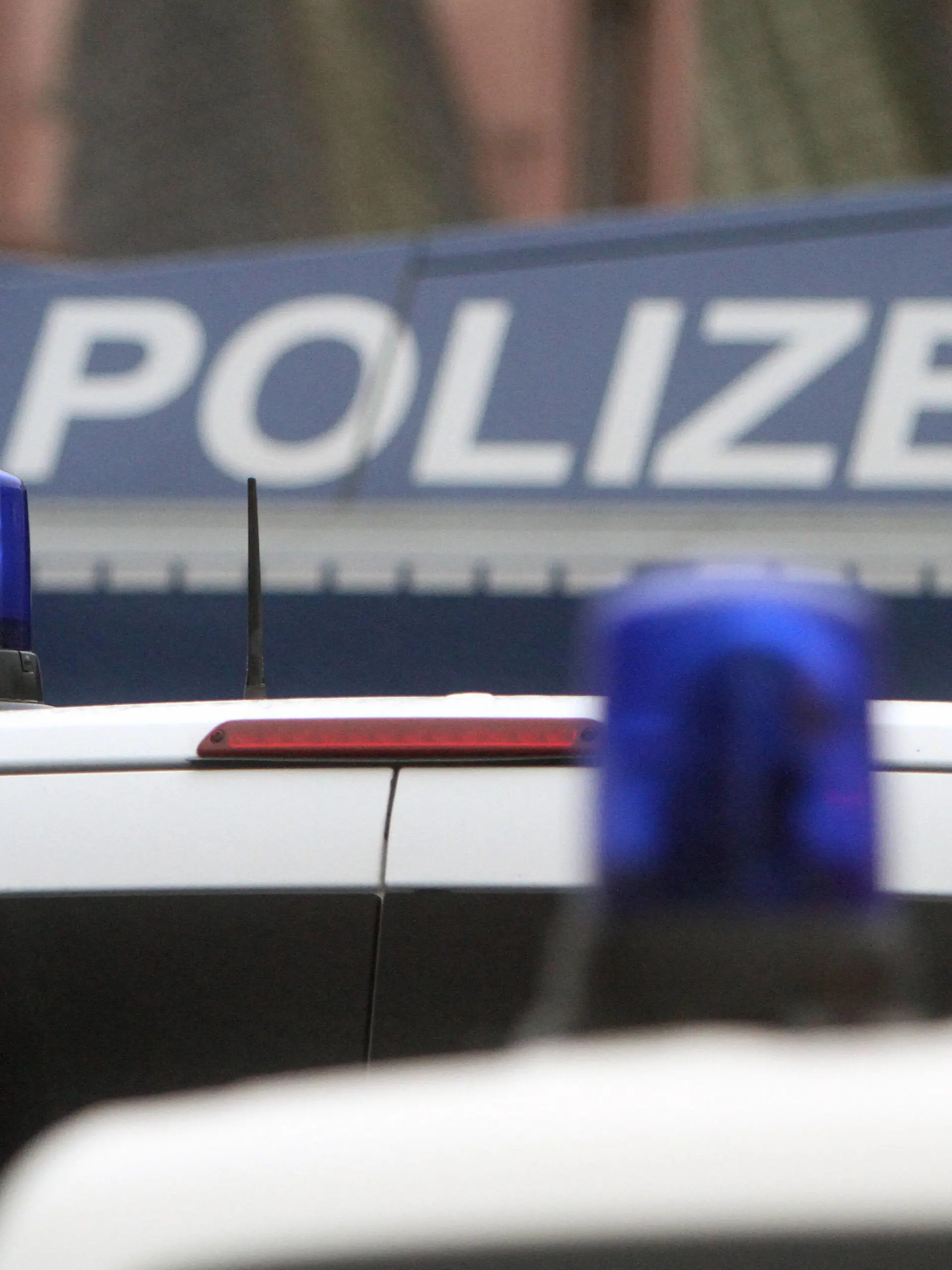  Nachdem die angekündigte Demo der Organisation Querdenken in der Innenstadt Frankfurt aufgrund öffentlicher Gefährdung durch Nichtvorliegen eines Hygienekonzept s gerichtlich verboten wurde, forderten die Organisatoren Demonstranten dennoch zur Fahrt nach Frankfurt auf. Ein großes Polizeiaufgebot sichert darauf die Stadt, um spontane Zusammenkünfte der Coronaleugner zu verbieten. Ein Wasserwerfer steht mit Mannschaftswagen an der Hauptwache, Hessen, Deutschland *** After the announced demonstration of the organisation Querdenken in the city centre of Frankfurt was banned by the court due to public danger because of the lack of a hygiene concept, the organisers nevertheless called on demonstrators to drive to Frankfurt A large police contin