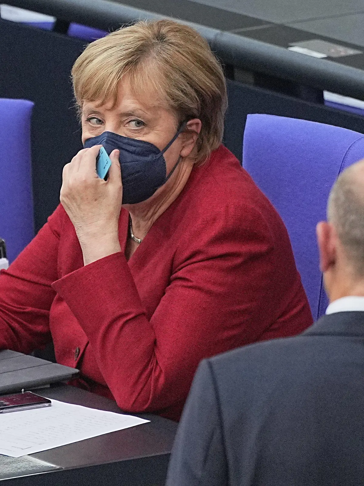 25.08.2021, Berlin: Bundeskanzlerin Angela Merkel (CDU) blickt bei der Sondersitzung des Bundestags zur Lage in Afghanistan herüber zu Bundesfinanzminister Olaf Scholz (SPD). Weitere Themen der Sitzung sind unter anderem die erste Lesung des Gesetzes zum Wiederaufbaufonds für die Hochwassergebiete und die Verabschiedung des Mandats für den Afghanistan-Evakuierungseinsatz der Bundeswehr. Foto: Michael Kappeler/dpa +++ dpa-Bildfunk +++