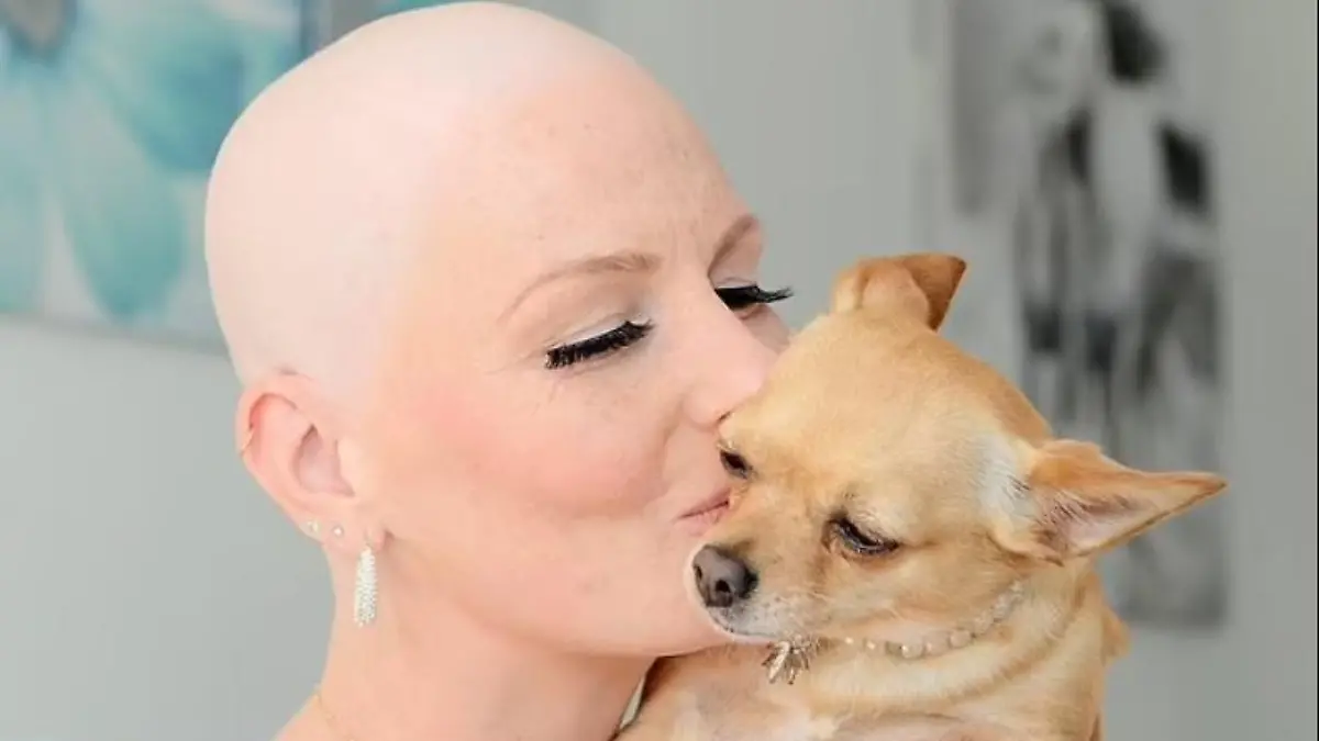 Eine krebskranke Frau küsst ihren Chihuahua Lola.