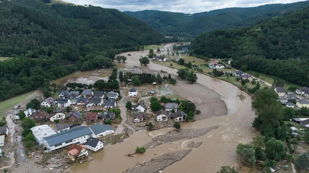 ARCHIV - 15.07.2021, Rheinland-Pfalz, Insul: Eine Luftaufnahme macht das Ausmaß der Zerstörungen in Insul deutlich, nachdem in der Nacht eine Flutwelle durch den Ort gerast war. Weite Teile des Ortes wurden überflutet, zahlreiche Häuser völlig zerstört. (Zu dpa "Sechs Wochen nach der Flut: "Die Region braucht eine Perspektive" vom 25.08.) Foto: Boris Roessler/dpa +++ dpa-Bildfunk +++