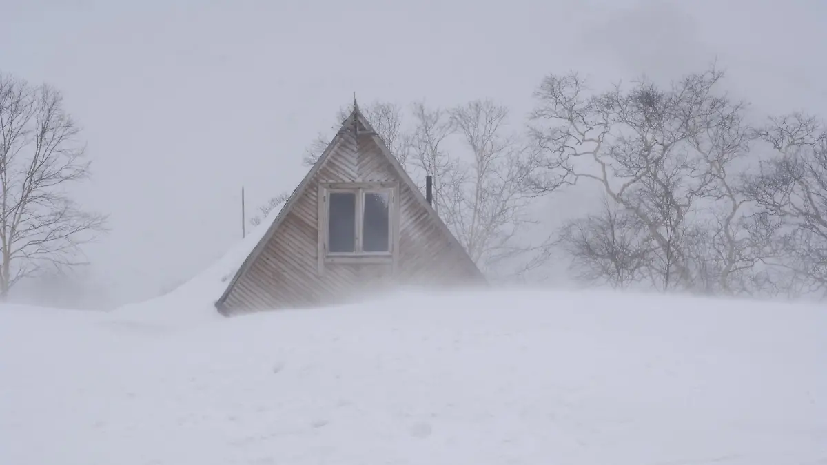 Rangerstation im Tal der Geysire im April. Naturschutzgebiet Kronotsky, Kamtschatka, Russland | Ranger station in the Valley of the Geysers in April. Kronotsky Zapovednik, Kamchatka, Valley of the Geysers, Russia |