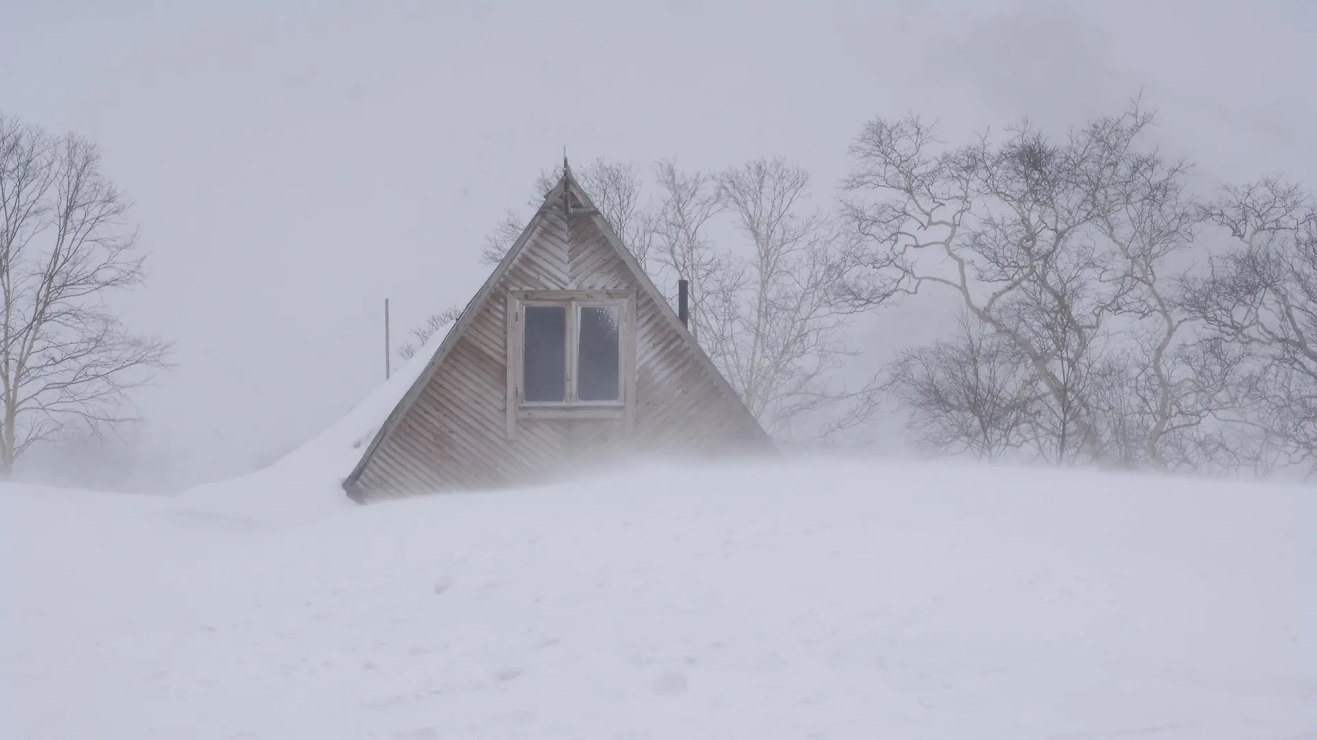 Rangerstation im Tal der Geysire im April. Naturschutzgebiet Kronotsky, Kamtschatka, Russland | Ranger station in the Valley of the Geysers in April. Kronotsky Zapovednik, Kamchatka, Valley of the Geysers, Russia |