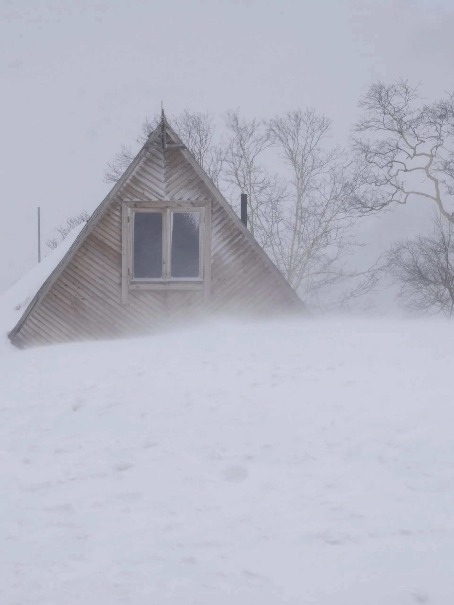 Rangerstation im Tal der Geysire im April. Naturschutzgebiet Kronotsky, Kamtschatka, Russland | Ranger station in the Valley of the Geysers in April. Kronotsky Zapovednik, Kamchatka, Valley of the Geysers, Russia |