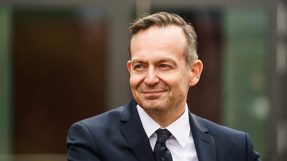 30.04.2021, Rheinland-Pfalz, Mainz: Volker Wissing (FDP), Landesvorsitzender seiner Partei und Wirtschaftsminister in Rheinland-Pfalz, nimmt an einer Pressekonferenz teil, auf der die Koalitionspartner der bisherigen Landesregierung SPD, Bündnis90/Die Grünen und die FDP über den Abschluss der Koalitionsverhandlungen berichten.  Rheinland-Pfalz wird weiter von einer Ampel-Koalition aus SPD, Grünen und FDP regiert. Foto: Andreas Arnold/dpa +++ dpa-Bildfunk +++