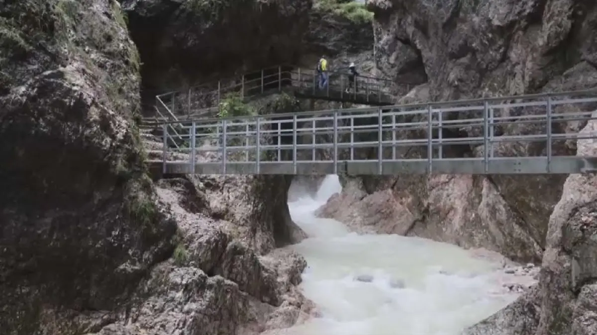 Von einer dieser Brücken stürzte der Junge in den Fluß.