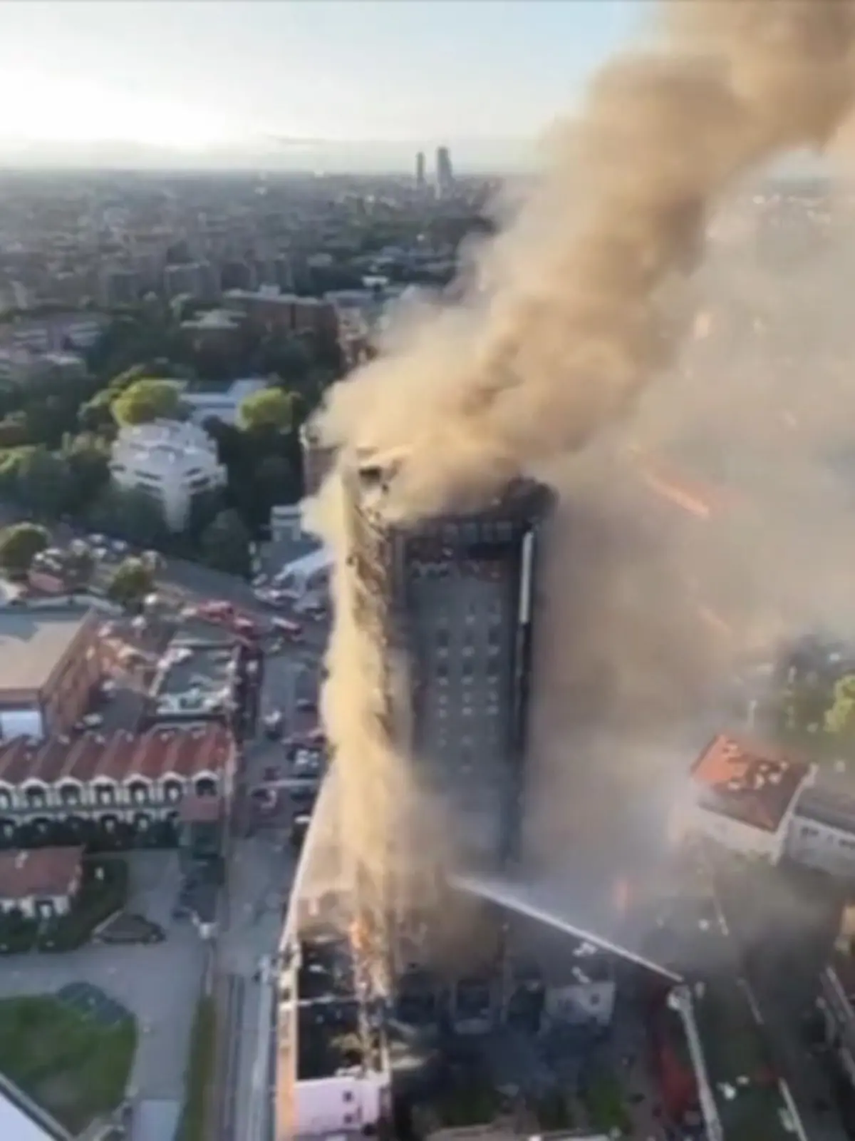 Bild zu: "Hochhaus in Mailand völlig ausgebrannt"